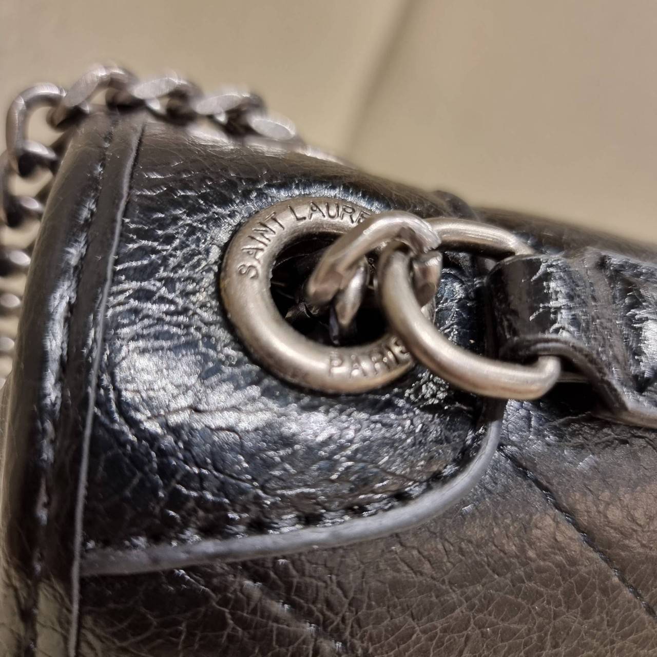 VIP 】หนังแท้ Yves Saint laurent shoulder bag กระเป๋าสะพายทรงคลาสสิค สุดฮอต ดีไซน์เรียบหรู วัสดุหนังแท้ขัดเงา สวย!! ใช้งานง่ายเพียงแค่เปิ-ปิดด้วยกระดุมแม่เหล็ก ภายในโล่งกว้าง จุของได้เลยสบายๆ กระเป๋าสตางค์ใบยาว มือถือ เครื่องสำอางค์ พาวเวอร์แบงค์ หรือจะ ga