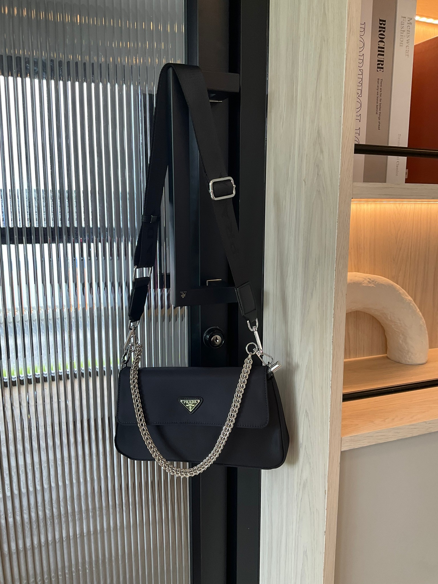 Prada nylon crossbody bag พร้อมส่งรุ่นใหม่ New Arrival จากแบรนด์ Prada ทรง shoulder bag ทรงยอดฮิตของคุณผู้หญิงเลยค่ะ มาพร้อม2สาย สายสปอร์ตและสายโซ่ วัสดุทำจากผ้าNylon อย่างหนา กันน้ำได้คะ