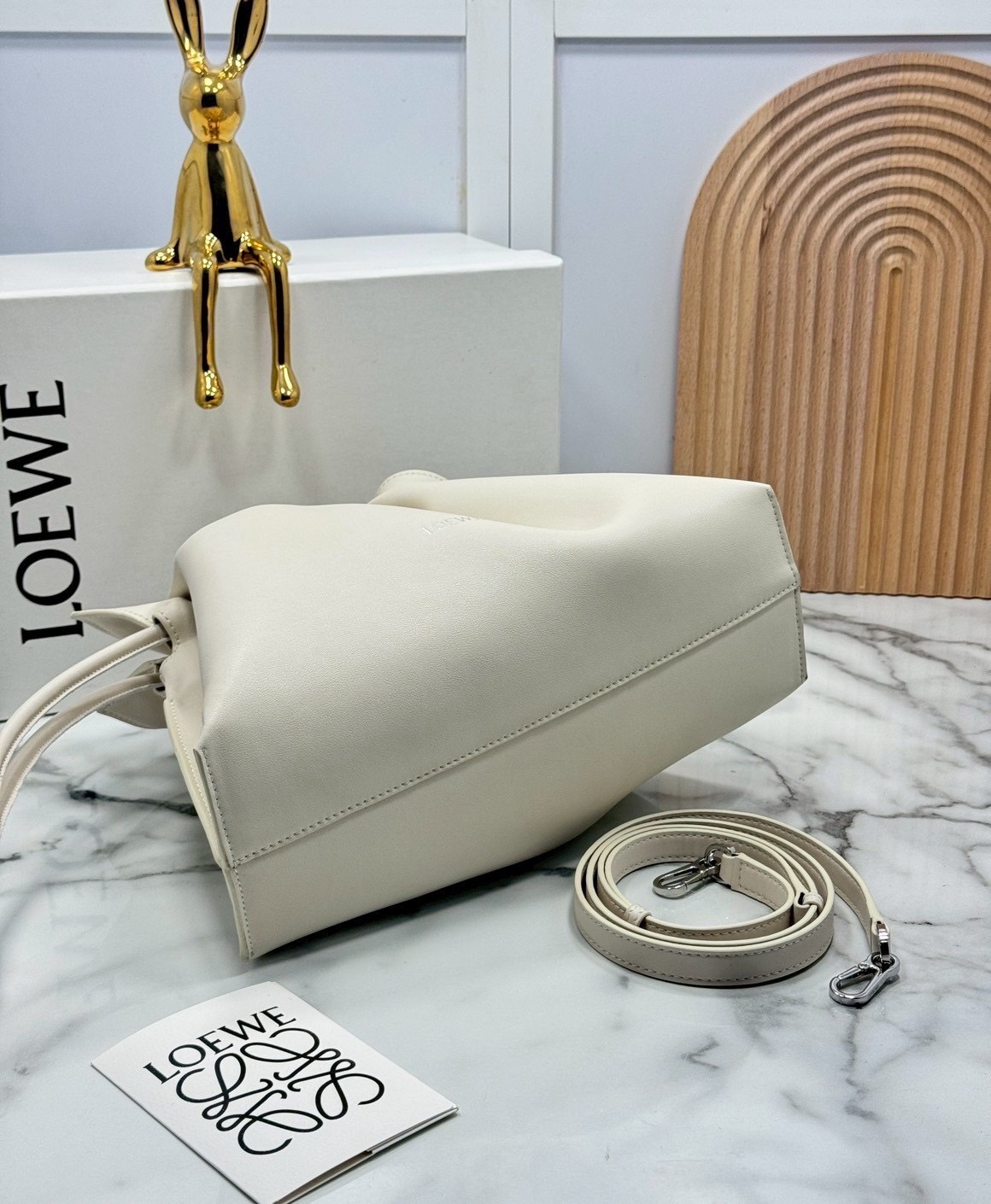 ORI หนังแท้ | Medium Loewe Flamenco clutch in nappa leather 30cm กระเป๋าสะพายทรงคลัชดีไซน์รูดเชือก เรียบหรูดูแพง เรียบง่ายใช้งานสะดวก หนังแนปป้าให้สัมผัสนุ่มสบายผิว มาพร้อมสายสะพายร้อยห่วงหรูหรา