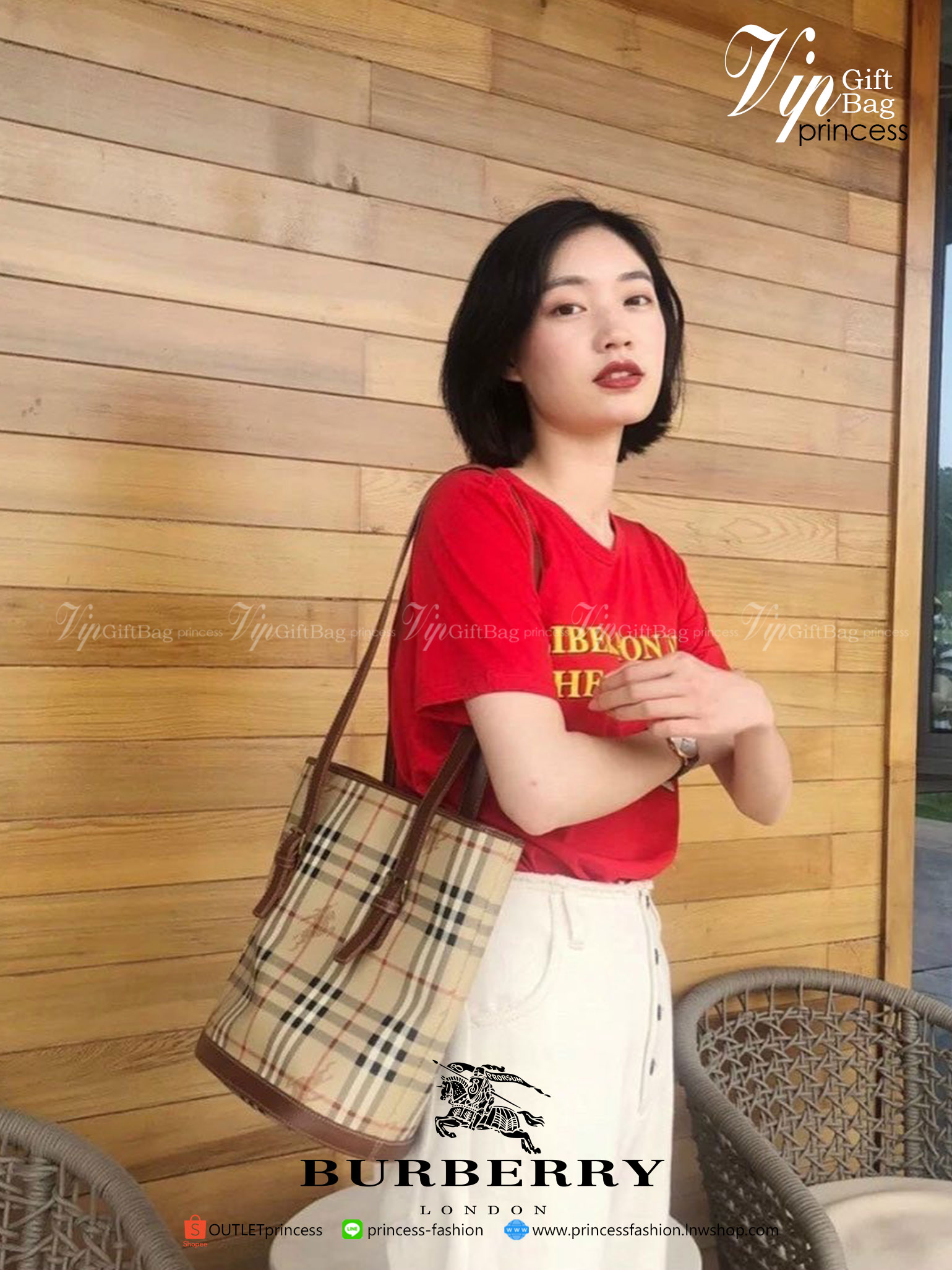 พรีเมี่ยมกิ๊ฟแท้ BURBERRY VINTAGE BAG VIP GIFT WITH PURCHASE (GWP) กระเป๋าสะพายไหล่ พรีเมี่ยมกิ๊ฟ Limited Edition จากBURBERRY วัสดุหนังPVC สวยหนังนิ่ม ตัดด้วยสายหนังสีน้ำตาลเข้ม