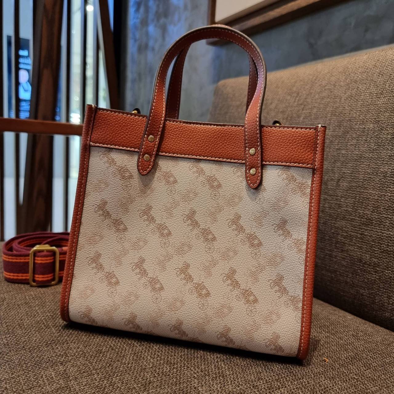 COACH C8456 FIELD TOTE 22 WITH HORSE AND CARRIAGE PRINT AND CARRIAGE BADGE คอลเลคชั่นสุดคลาสสิค ต้อนรับซัมเมอร์ ทั้งสดใสและร้อนแรง สวยหรูดูแพงในไอเท็มเดียว กระเป๋าทรงโท้ท ไซส์กำลังสวย น่ารักน่าใช้ ฟังก์ชั่นการใช้งานสะดวกที่สุด มีทั้งสายคล้องแขนในตัว และสา