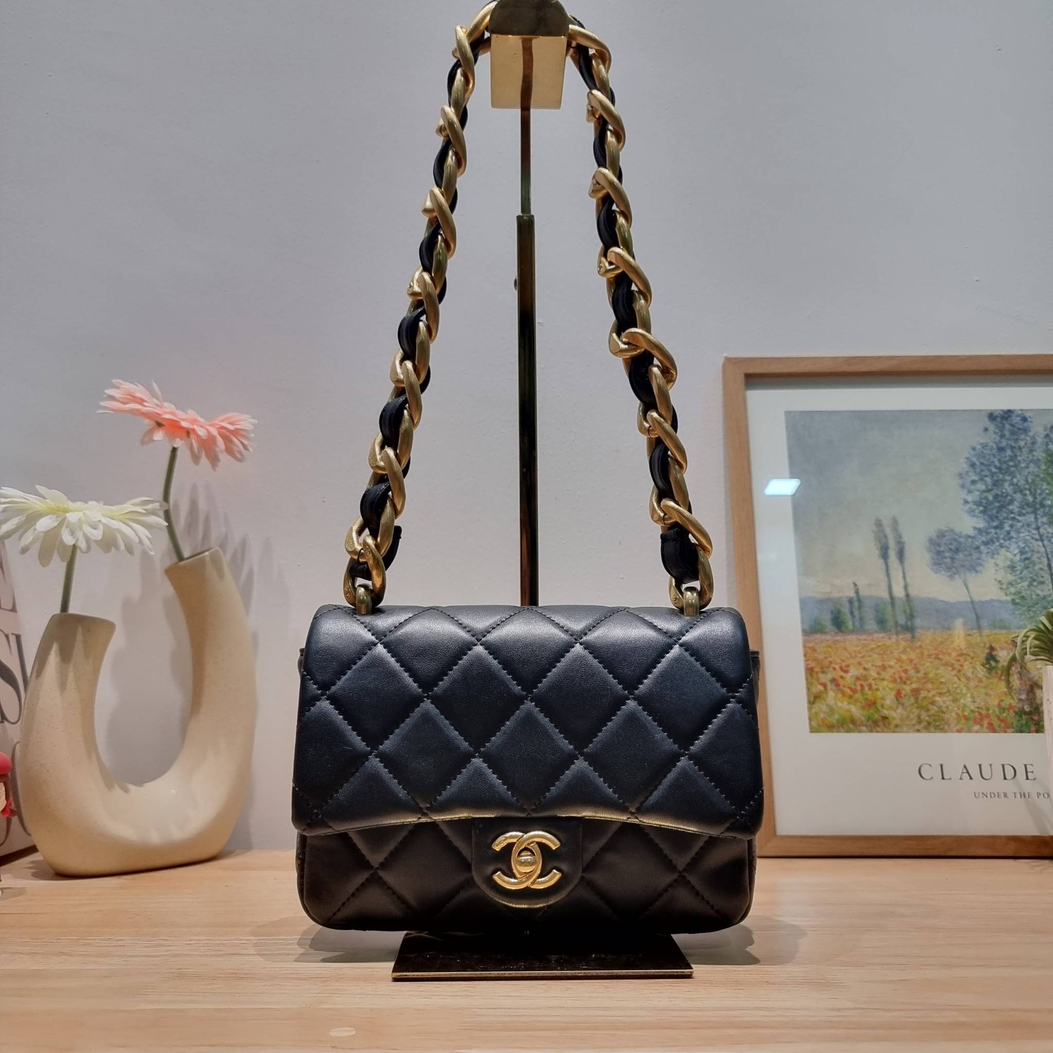 Chanel chunky chain bag in black สวยฟาดย้อนยุคความหรู ในราคาที่จับต้องได้ กับกระเป๋าสะพายไหล่ ไซส์กำลังสวย โดดเด่นด้วยสายสะพายโซ่สลับหนังเส้นใหญ่ ทนทาน ดูแพง