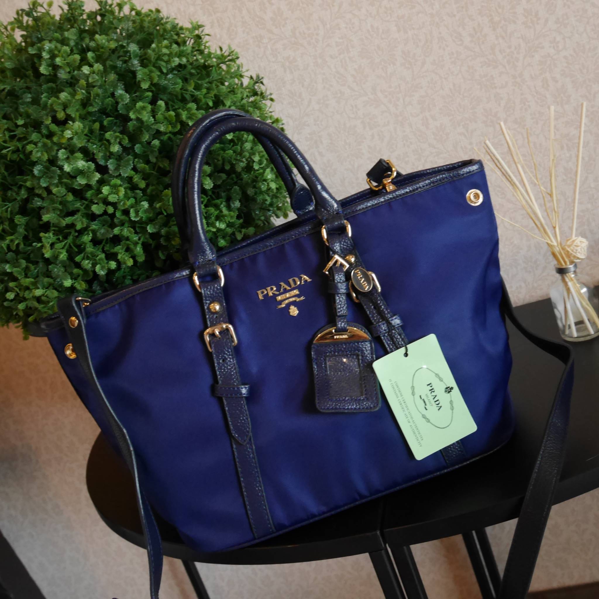 สาวๆที่มองหา กระเป๋าสะพายสวยเก๋ **ที่ใช้ได้ทุกวัน 👧👧 ทางร้าน ขอแนะนำ งานพรีเมี่ยมกิ้ฟ จากเคาเตอร์ต่างประเทศค่ะ รุ่น Limited edition ค่า กระเป๋าสะพาย จากแบรนด์ PRADA เป็น กระเป๋าผ้าไนล่อน สลับหนัง สะพายไหล่ได้ สามารถปรับระดับที่สายสะพายไหล่