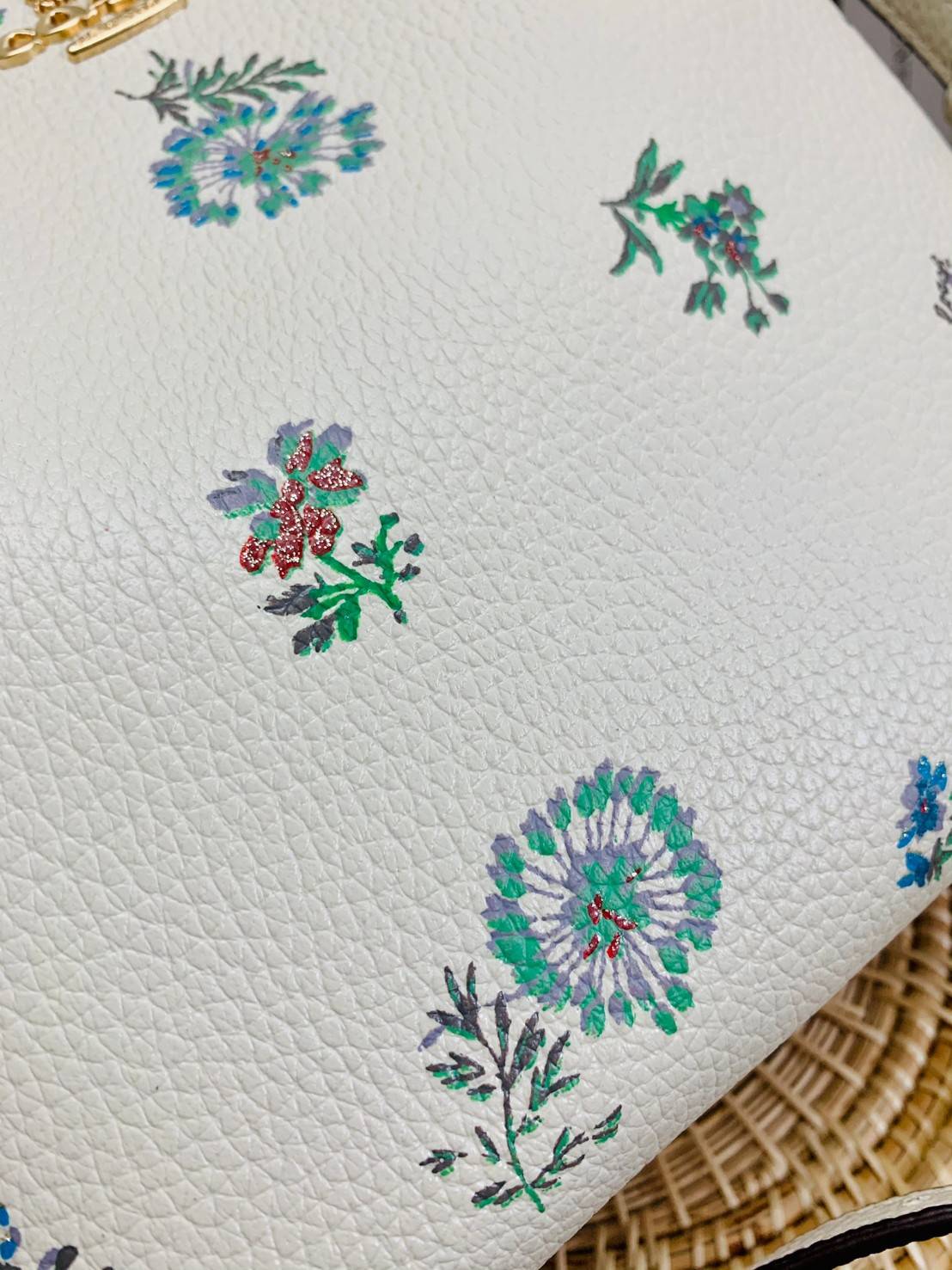 รุ่นฮิต รุ่นขายดี รุ่นที่สาวๆต้องมีค่ะ!! COACH SMALL TOWN BUCKET WITH DANDELION PRINT ((2310)) พร้อมส่งที่ไทยอีกครั้ง ห้ามพลาดค๊าาา😘 กระเป๋าทรงถัง หนังแท้ลายหนังสวยนิ่มอย่างดีค่ะ!