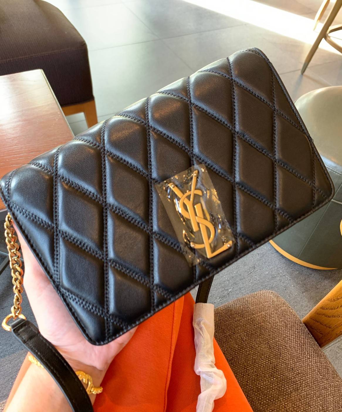 Yves Saint Laurent Shoulder Bag//Clutch Bag พร้อมส่งที่ไทย ทันใช้สงกรานต์นี้กันค่าา! กระเป๋าสะพายข้าง หรือสามารถทบสายเป็นสายคู่เป็นแบบคล้องไหล่ได้และสามารถถอดสายออกถือแบบคลัทออกงานก็ยิ่งสวยโดดเด่นมากๆเลยค่ะ หนังแท้อย่างดี หนังนิ่มน่าใช้ หลงไหลน้องแน่นอนค่