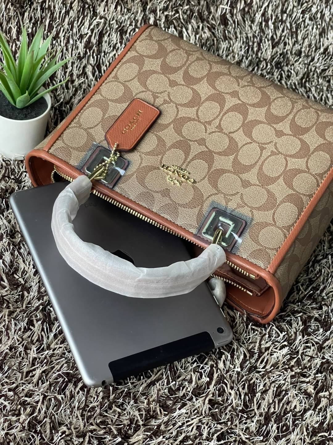 Coach Perry Tote Classic Bag F57568 รุ่นใหม่ล่าสุด กระเป๋ารูปทรงสี่เหลี่ยมสุดคลาสสิก เป็นกระเป๋าอเนกประสงค์ที่สามารถใช้ได้แทบทุกโอกาส ไม่ว่าจะไปเรียน, ไปทำงาน, ไปเที่ยว หรือแม้แต่ไปชอปปิง ด้วยขนาดที่กำลังดี ไม่ใหญ่เทอะทะ แต่ก็ไม่เล็กจนเกินไป มาพร้อมหูหิ้ว