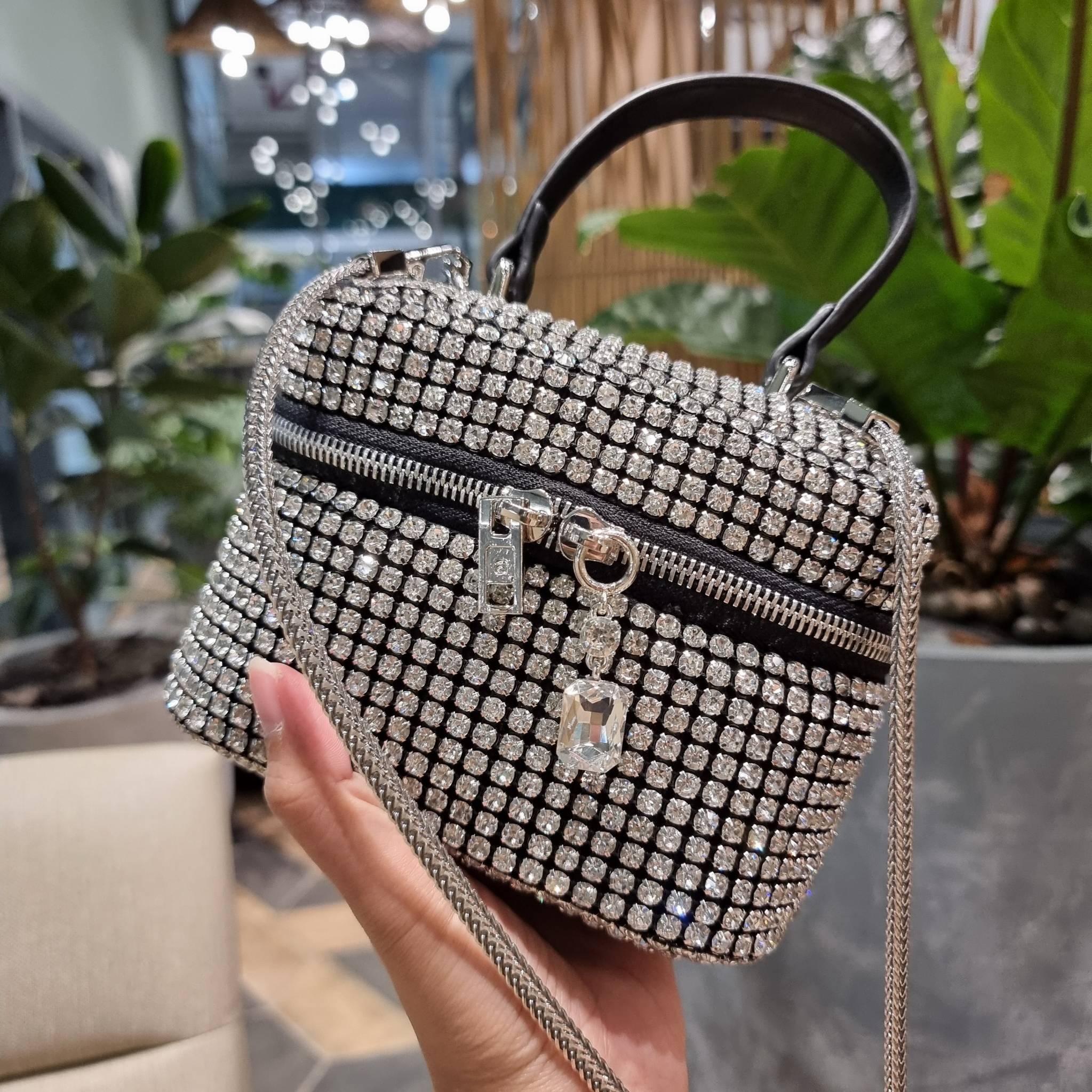 ALEXANDER WANG HEIRESS BOX BAG IN RHINESTONE MESH ใหม่ก่อนใคร กับไอเท็มสุดเอ็กซ์คลูซีฟ วีไอพีจากเคาน์เตอร์ กับกระเป๋าถือ/สะพายทรงกล่องตกแต่งพลอยเทียม หรูหรา โดดเด่น ดูแพง ด้วยการตัดเย็บเรียงร้อยลงบนตาข่ายเนื้อละเอียด ทำให้ดูดีมีราคางดงามมากๆ เปิด-ปิดด้วยซ