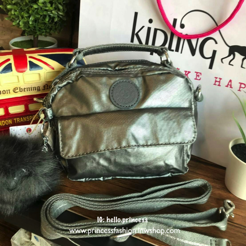 💕 Kipling Messenger Bag กระเป๋าสะพายทรงเหลี่ยมรุ่นใหม่!!ขนาดมินิ สามารถสะพายสายคู่ สายเดี่ยวและเป้ มีหลายช่องใช้งาน ด้านหน้าเป็นช่องเล็กใส่ของจุกจิก ซิปคู่ด้านหน้าภายในมีช่องเล็กแยกเป็นสัดส่วน ซิปเดี่ยวด้านหลังกว้างเพิ่มช่องใส่ของได้อีก1ช่อง ขนาดก