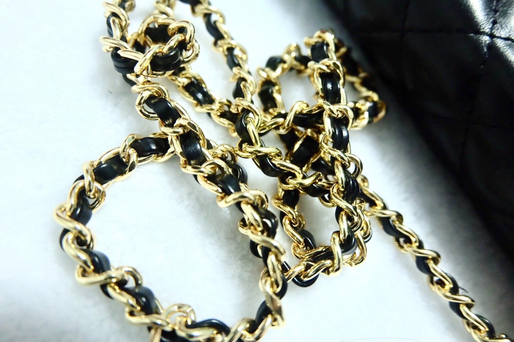 Charles & Keith Quilted Clutch (Black) กระเป๋าสะพายข้างใบเล็กกะทัดรัด วัสดุหนัง ดีไซน์ลายตาราง ปรับถือเป็น cluth ได้ มาพร้อมสายโซ่สลับหนังสวยหรู สไตล์ chanel เปิดปิดด้วยตัวล็อค ฝาเปิดด้านในมีช่องซิป เล็ก 1 ช่อง ใบนี้ mix&match ได้ทุกสไตล์การแต่งตัวค่ะ