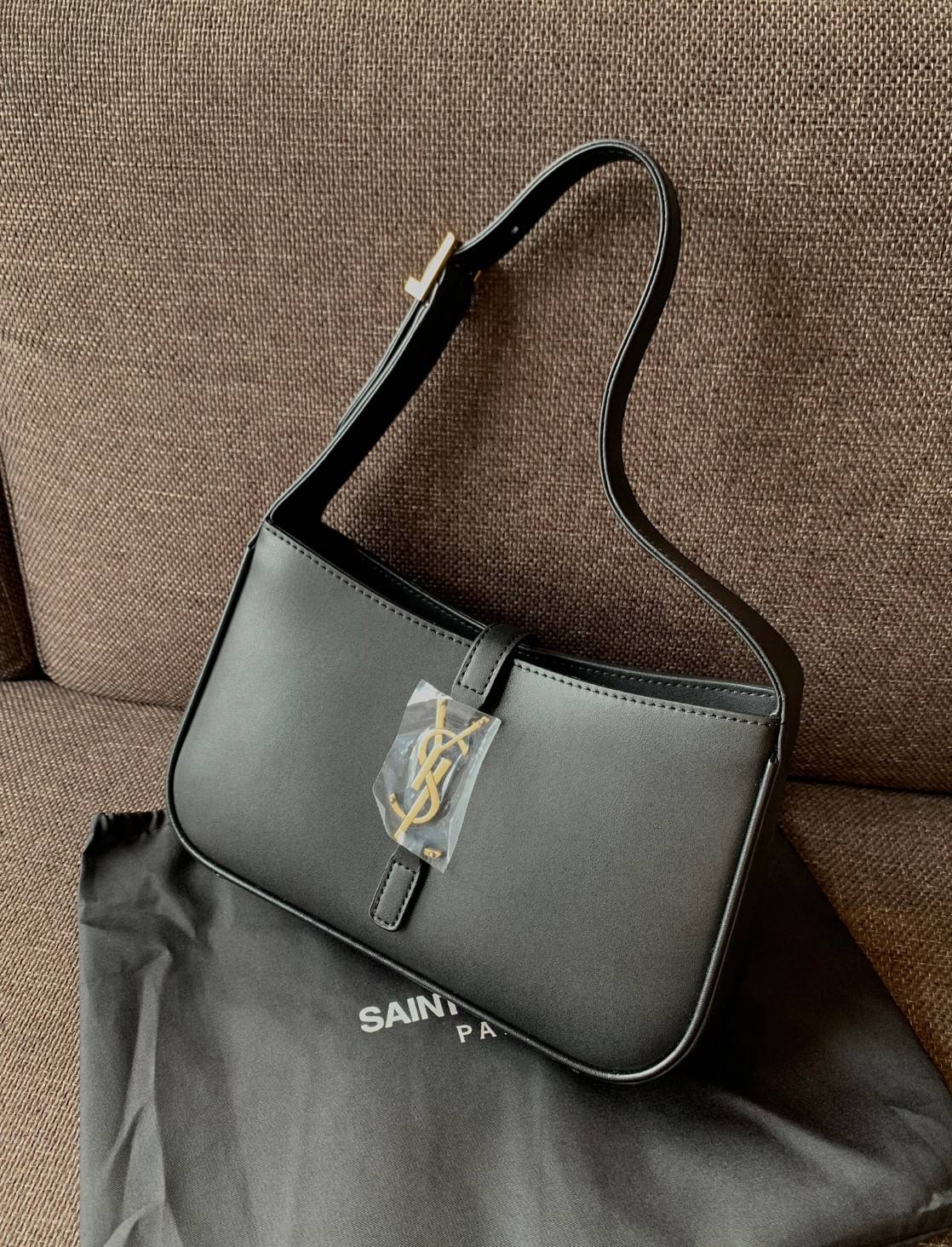 สวยสะกดทุกสายตา แรกเห็นก็หลงรักแล้วจ้าา VIP YSL Le 5 à 7 mini leather shoulder bag / YSL HOBO BAG กระเป๋าที่ดูหรู และคลาสสิคมากๆ ในตอนนี้ หนังแท้อย่างดี สัมผัสแล้วรู้สึกถึงความนิ่มของหนังเลยค่ะ