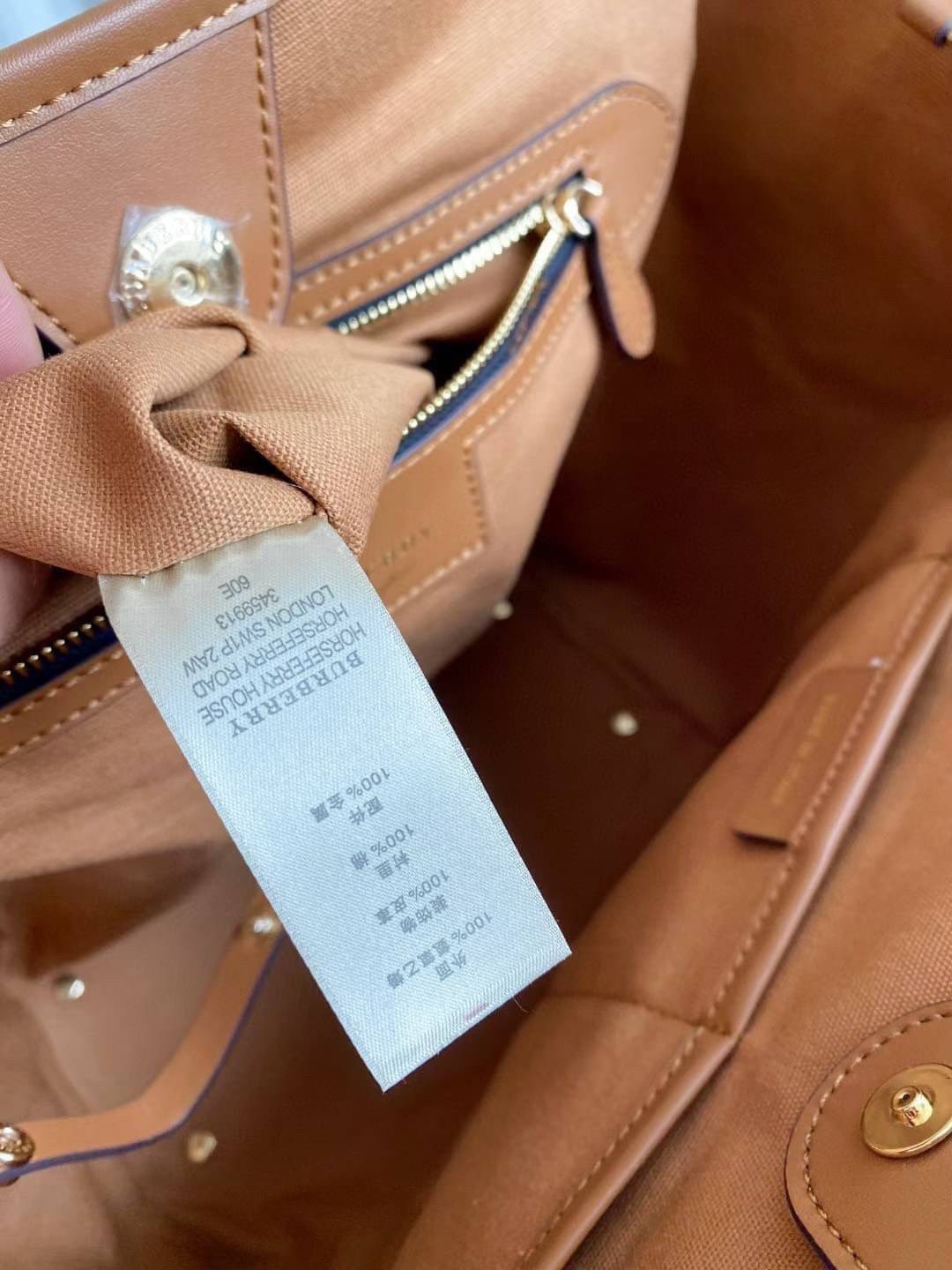 BURBERRY TOTE VINTAGE BAG VIP GIFT WITH PURCHASE (GWP) พรีเมี่ยมกิ๊ฟ Limited Edition จากBURBERRY วัสดุหนังCANVASสลับหนัง เปิดปิดด้วยกระดุมแม่เหล็ก ภายในมีช่องใส่ของโล่งกว้าง