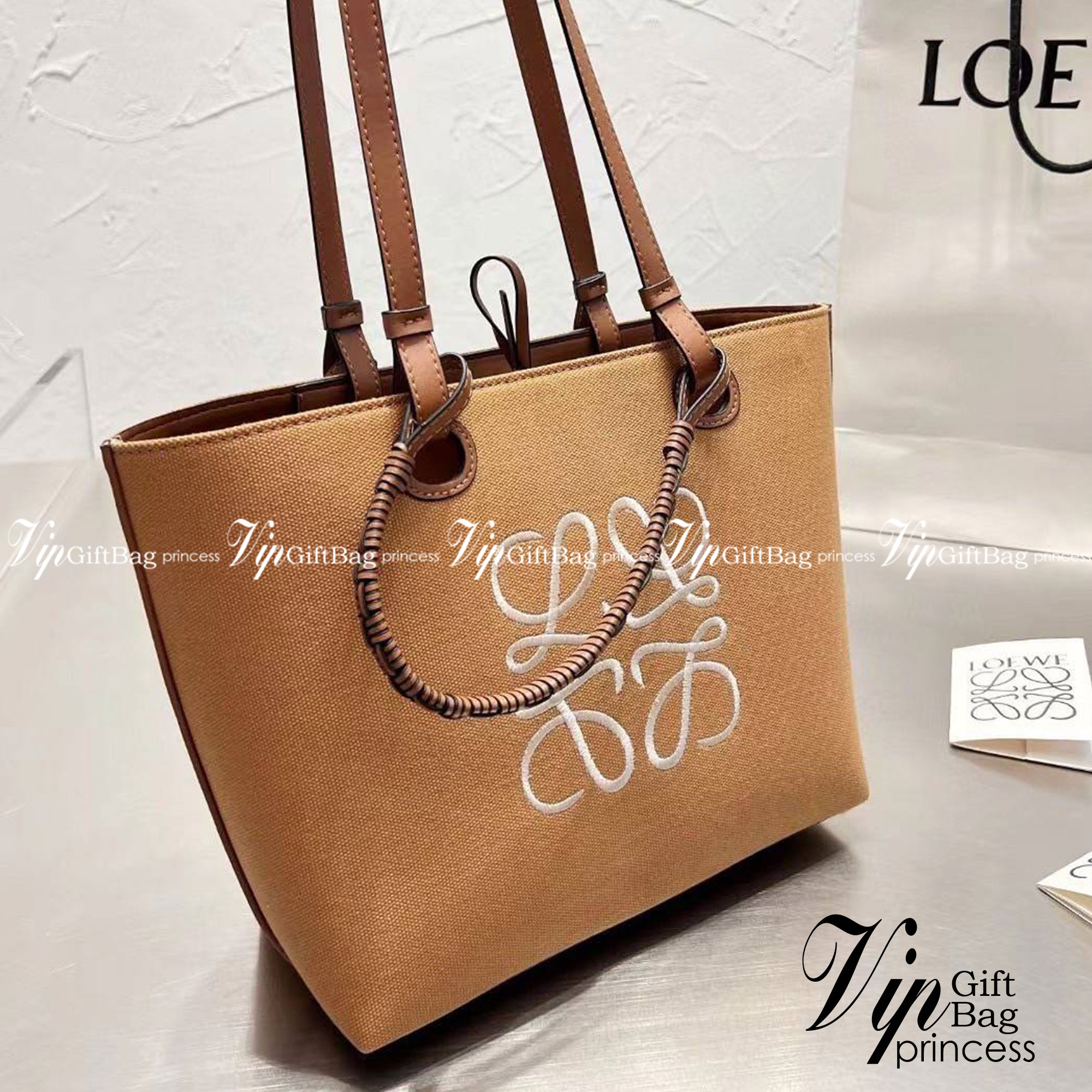 Loewe Jacquard Anagram Canvas Tote Bag / LOEWE HANDLE & SHOULDER BAG / Loewe Tote Bag กระเป๋าทรงโท้ทดีไซน์สุดหรูคงเอกลักษณ์แบรนด์ ภายในโล่งกว้าง ใบใหญ่กำลังดีจุสัมภาระได้เยอะ มาพร้อมหูหิ้วหนัง2แบบให้เลือกใช้ทั้งหูสั้นแบบหนังสานจับถนัดมือ และหูยาวสะพายไหล่