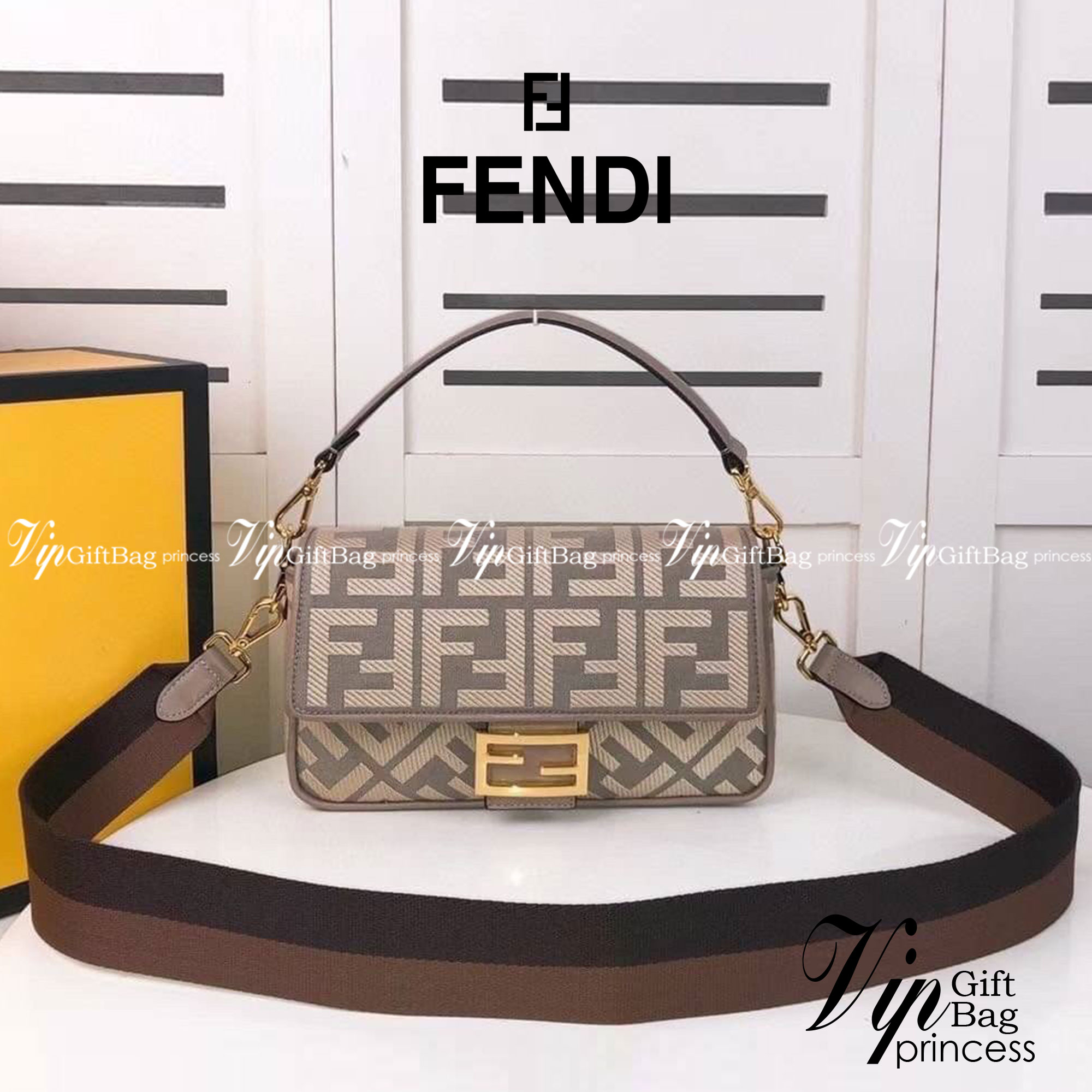 หนังแท้ Fendi Baguette bag in canvas with FF monogram medium กระเป๋าสะพายอันเป็นเอกลักษณ์ งานหนังแท้พร้อมทอลายนูน FF ที่มีการปักแบบทูโทน ตัดแต่งด้วยหนังและประดับด้วยตัวล็อค FF มาพร้อมสาย 2 แบบ สำหรับคล้องแขน และสายครอสบอดี้สีทูโทน ภายในเป็นช่องโล่ง ใส่โทร