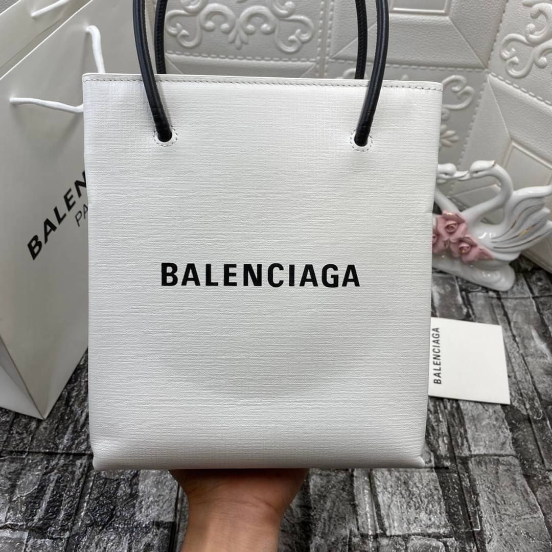หนังแท้ BALENCIAGA XXS TOTE / Balenciaga shopping tote xxs พกกระเป๋าช้อปปิ้ง ไปทุกที่ในฤดูกาลนี้ ดีไซน์ที่ใช้ได้ทุกวันตั้งแต่หนังแบบมีเท็กซ์เจอร์ ภาพสินค้าถ่ายจากงานขายจริง ใช้งานต่างประเทศได้