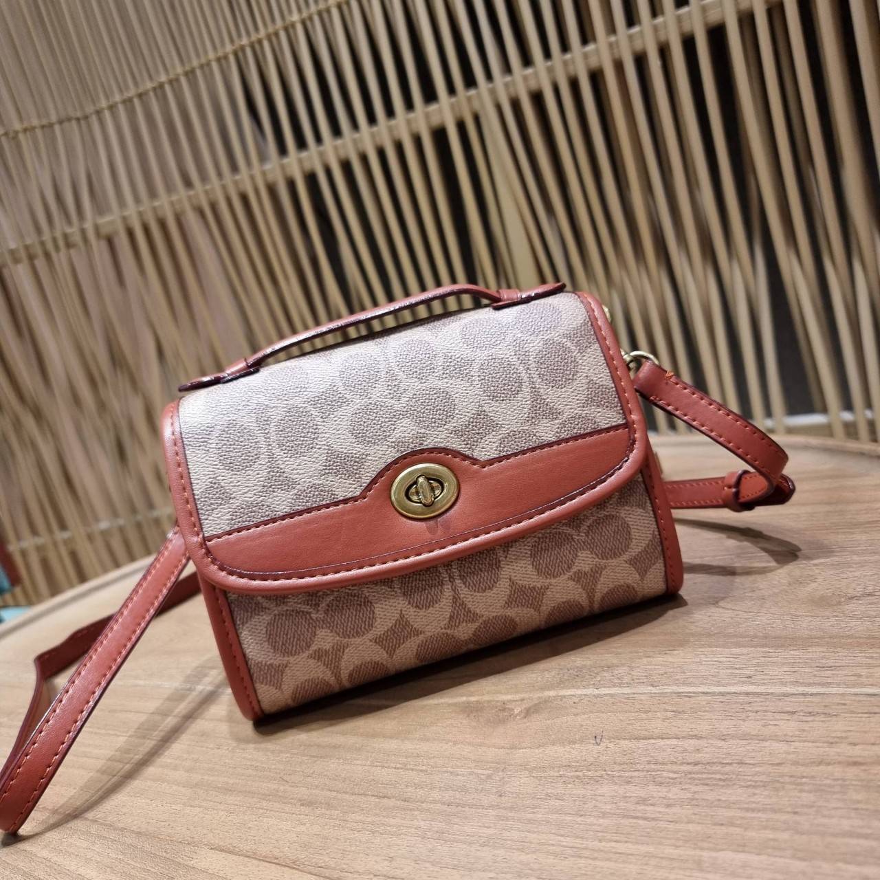 COACH C4204 KIP TURNLOCK CROSSBODY IN SIGNATURE CANVAS คอลเลคชั่นใหม่ สาวกงานดีไซน์สีสนิมต้องปลื้ม!! กับกระเป๋าสะพายข้าง ขนาดพกพาง่าย ใช้งานสะดวกมากๆ วัสดุหนังแคนวาสเคลือบลาย ตัดขอบด้วยหนังแท้ เปิด-ปิดด้วยตัวบิดล็อคแน่นหนา ภายในเป็นช่องโล่ง มีช่องใส่บัตร 