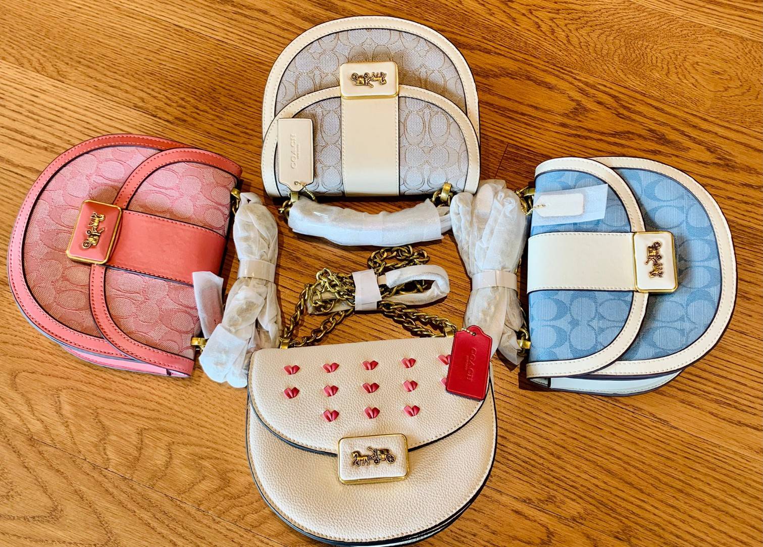 COACH ALIE SADDLE BAG IN SIGNATURE JACQUARD (C4694//C3464) New item!! กระเป๋าสะพายทรง saddle ดีไซน์วินเทจย้อนยุค แฝงความหรูในตัวด้วยอะไหล่สีทองเหลือง โดดเด่นไม่ซ้ำใครแน่นอน วัสดุผ้า jacquard สลับหนังแท้ ภายในเป็นช่องโล่ง มาพร้อมสายสะพายครอสบอดี้ ที่สามารถ