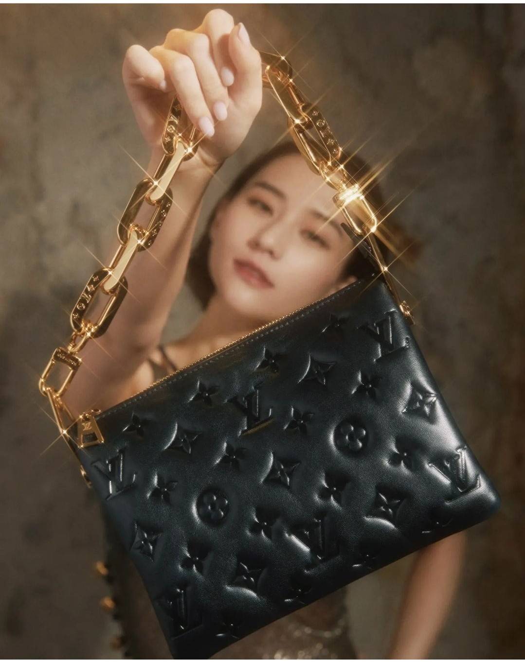 LV HANDLE POUCH MONOGRAM กระเป๋าสะพายกึ่งคลัชท์ สุดล้ำ ใหม่ล่าสุดมาแรงมาก ด้วยความสวยปังตั้งแต่แรกเห็น วัสดุหนังแกะปั๊มลายสวยคม มาพร้อมสาย 2 เส้น เลิศๆ มีสายโซ่ที่มีดีเทลละเอียดไม่ซ้ำ และสายสปอร์ตครอสบอดี้ ที่จะคล้องไว้ทั้งสองเส้นก็ดีงาม หรือสลับใช้ตามลุค