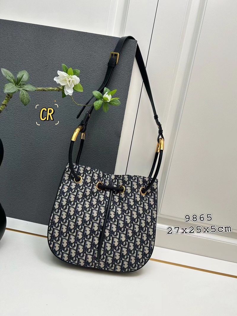 Dior Nolita Bag กระเป๋าสะพายทรงโท้ทรุ่นใหม่ สวยหรูเป็นเอกลักษณ์ตามแบบฉบับแบรนด์ มาพร้อมสายสะพายยาว ขนาดกำลังน่าใช้ ภายในโล่งกว้างจุของได้เยอะ สวยทันสมัยเหนือกาลเวลาต้องยกให้ใบนี้เลยค่ะ