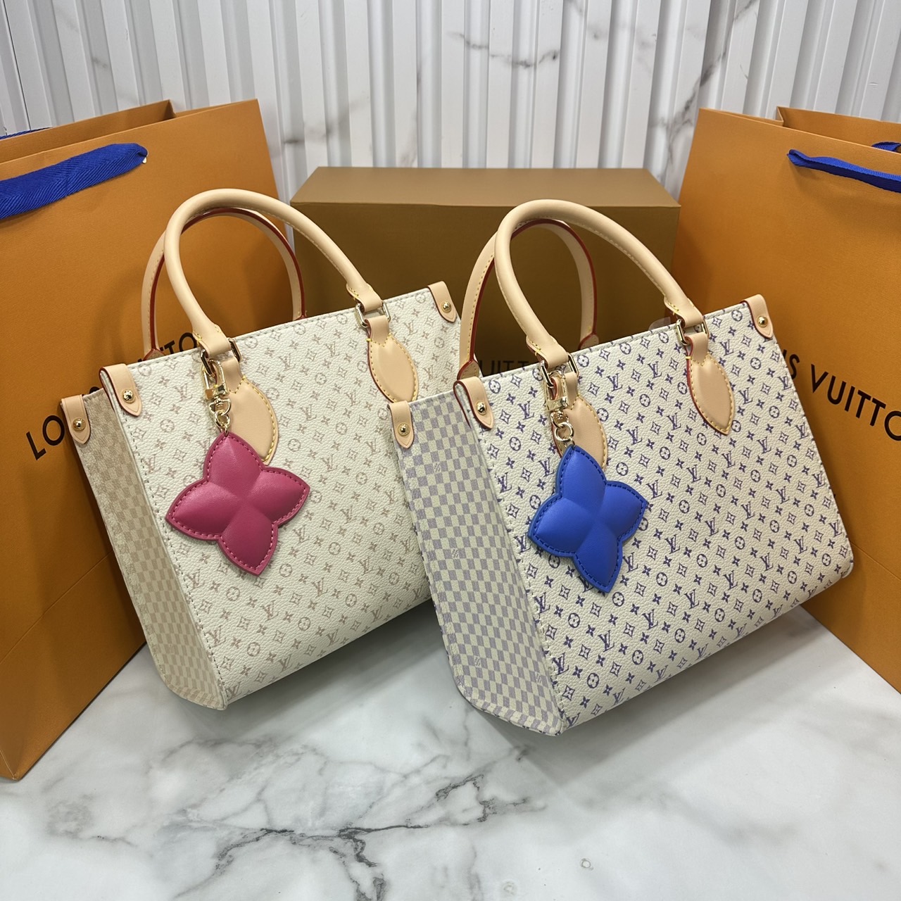 ORI หนังแท้ | LV OnTheGo PM bag Monogram Sand Beige กระเป๋าสะพายทรงโท้ทออนเดอะโก ในคอลเลกชัน LV Romance ยกระดับดีไซน์สำหรับฤดูกาลนี้ด้วยการผสานสัญลักษณ์ไอคอนิกลาย Damier และ Monogram ที่มีเอกลักษณ์ไม่ซ้ำใครของเมซงเข้าด้วยกัน กระเป๋าถือหนังหรูหรา