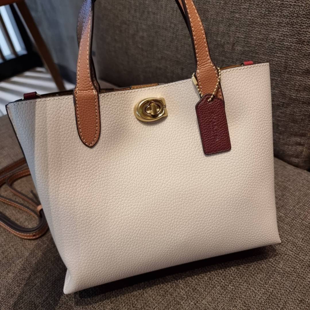 COACH C8561 C8869 WILLOW TOTE 24 IN COLOR BLOCK น้องสาวลุคลูกคุณมาแล้วจ้า กระเป๋าถือ/สะพาย ดีไซน์คัลเลอร์บล็อค ลงตัว เรียบหรู ใบจริงคือผู้ดี๊ผู้ดี ใช่ได้ทุกๆโอกาส วัสดุหนัง pepble อยู่ทรง เปิดปิดด้วยตัวบิดล็อค และอีกฝั่งเป็นกระดุมแม่เหล็ก ภายในโล่งกว้าง ใ