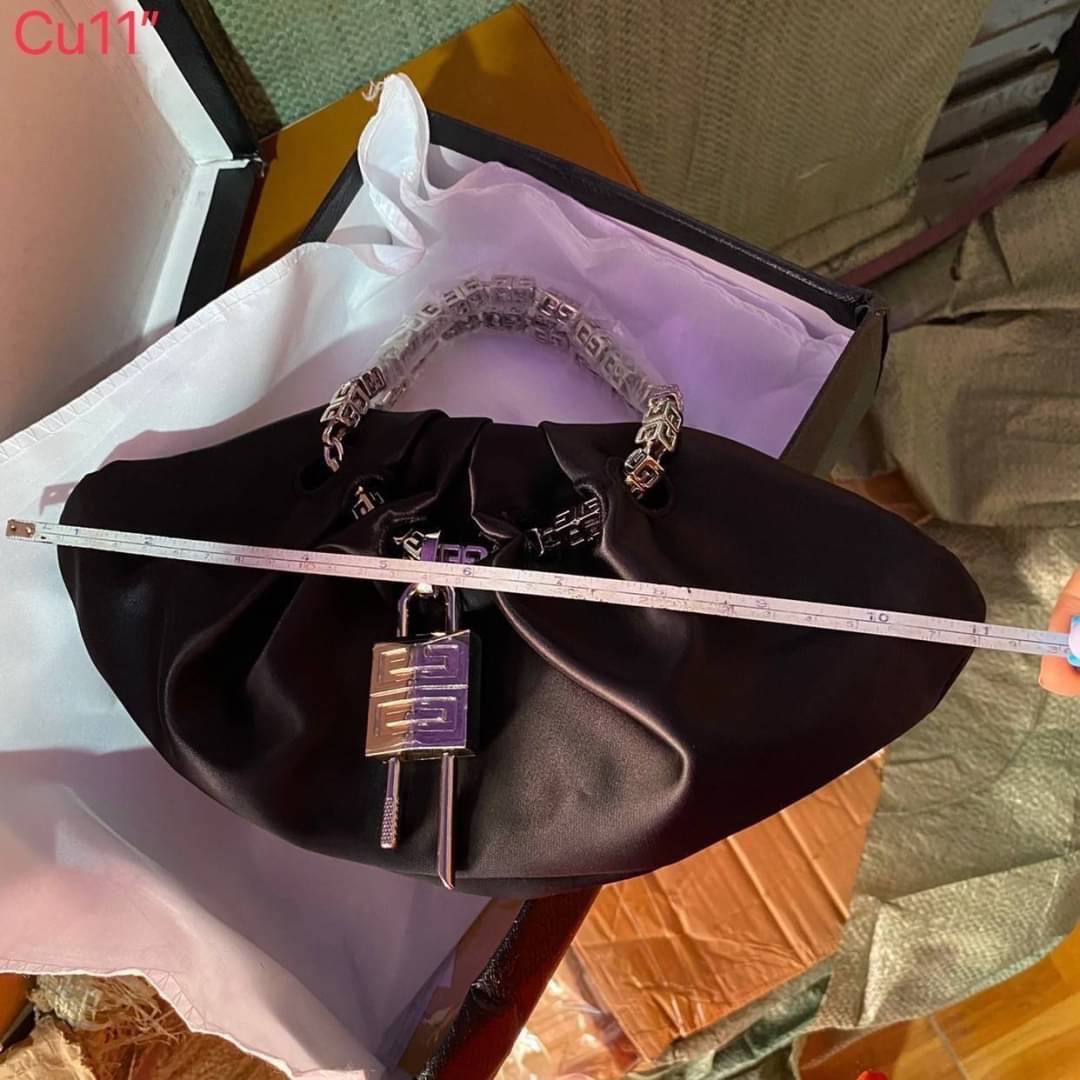 GIVENCHY Kenny shoulder bag สัมผัสกระเป๋าสุดไอคอนิก บอกเล่าเรื่องราวฉบับใหม่ของเเบรนด์ได้อย่างน่าหลงใหล Bag is recognizable from the signature '4G'