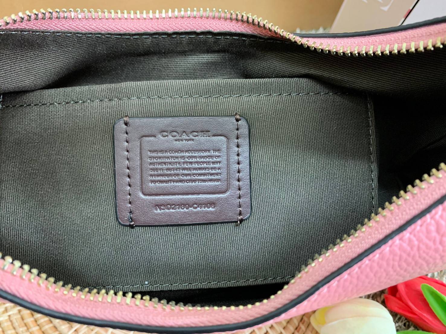 COACH BAILEY HOBO WITH WHIPSTITCH ((C4108//C1322)) พร้อมส่งที่ไทย!! สวยจริงไม่จกตาแน่นอนค่าา กระเป๋าทรงโค้ง ใช้แบบหิ้วหรือคล้องไหล่ก็ดูดี ใช้วัสดุหนังแท้ชั้นดี หนังสวยมากๆค่ะ ด้านหน้าใช้อะไหล่แบรนด์ตัวใหญ่ หรู ดูสะดุดตามีเดียว