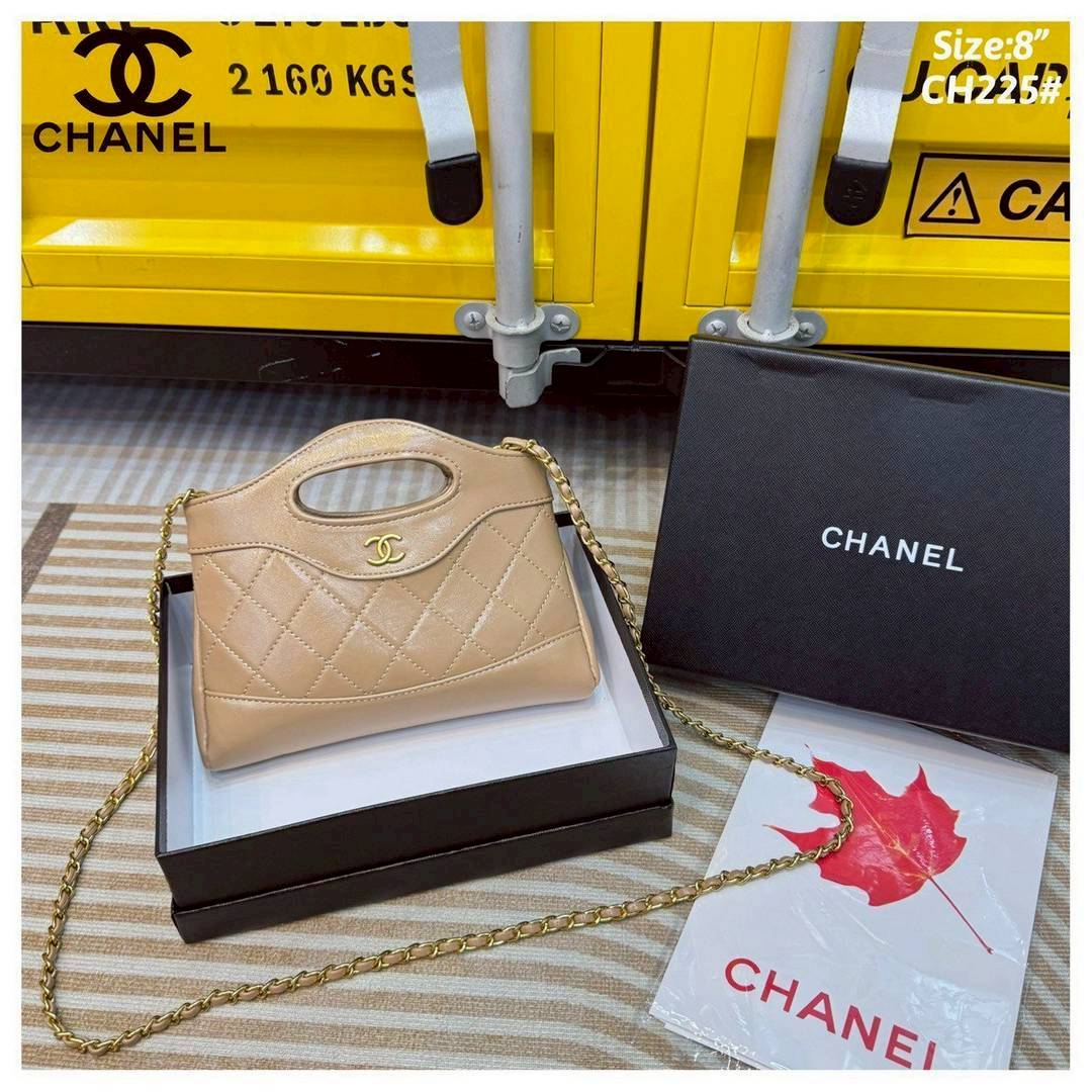 Chanel 31 Mini Shopping Bag กระเป๋าสะพายพร้อมหูจับในตัวทรงสวยมาก ขนาดกำลังดี ปุ๊กปิ๊กน่ารัก ใช้งานสะดวก แมทชุดง่าย ทุกลุค ทุกสไตล์ เป็นไอเท็มสวยรับทรัพย์ก่อนปีใหม่ได้เลย