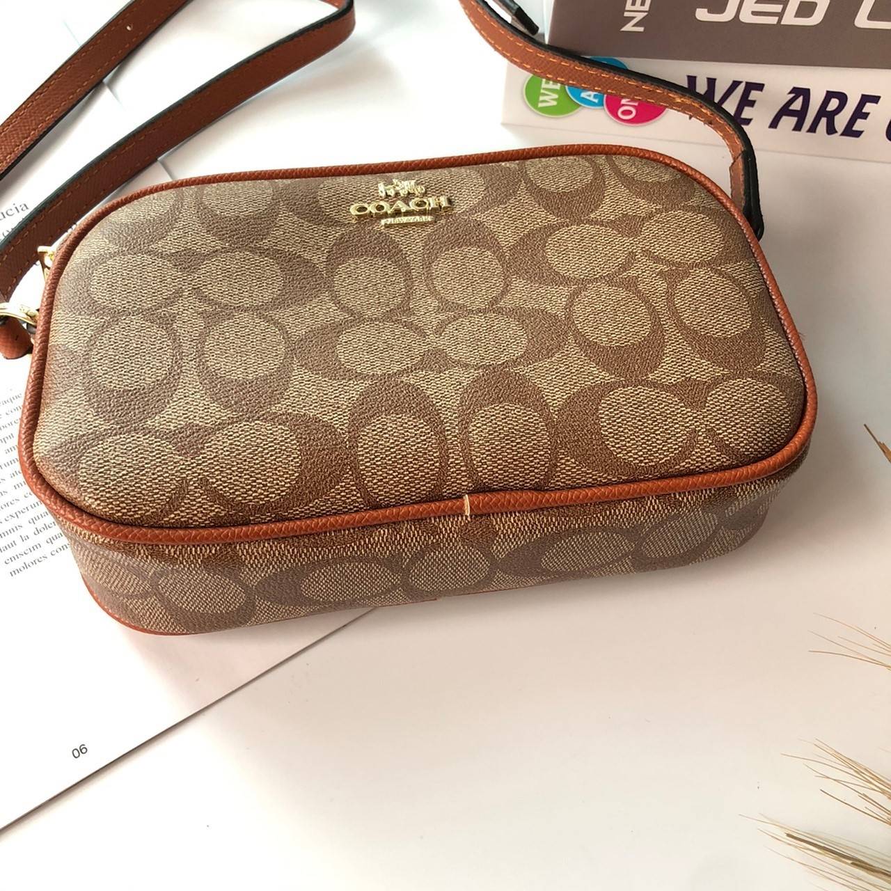 COACH MINI CROSSBODY BAGกระเป๋าสะพาน size mini วัสดุหนังลาย signature เปิด - ปิดด้วยซิป แบ่ง2 ช่องใหญ่ ภายในโล่ง ใส่ wallet สั้น มือถือได้ทุกรุ่น และของใช้จุกจิก พร้อมสายยาวถอด ปรับได้ค่ะ