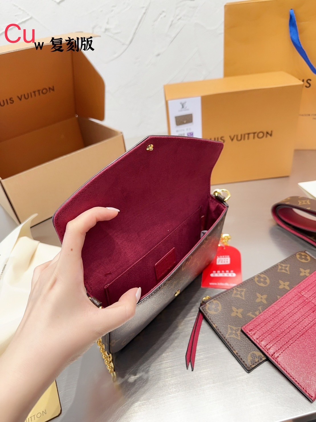 LV Felicie Pochette Monogram Bag / LV Felicie Chain wallet กระเป๋าสะพายข้างหรือถือแบบคลัทออกงาน พร้อมสายโซ่ และสายสะพายทรงสปอร์ตสุดคุ้มใช้งานง่าย