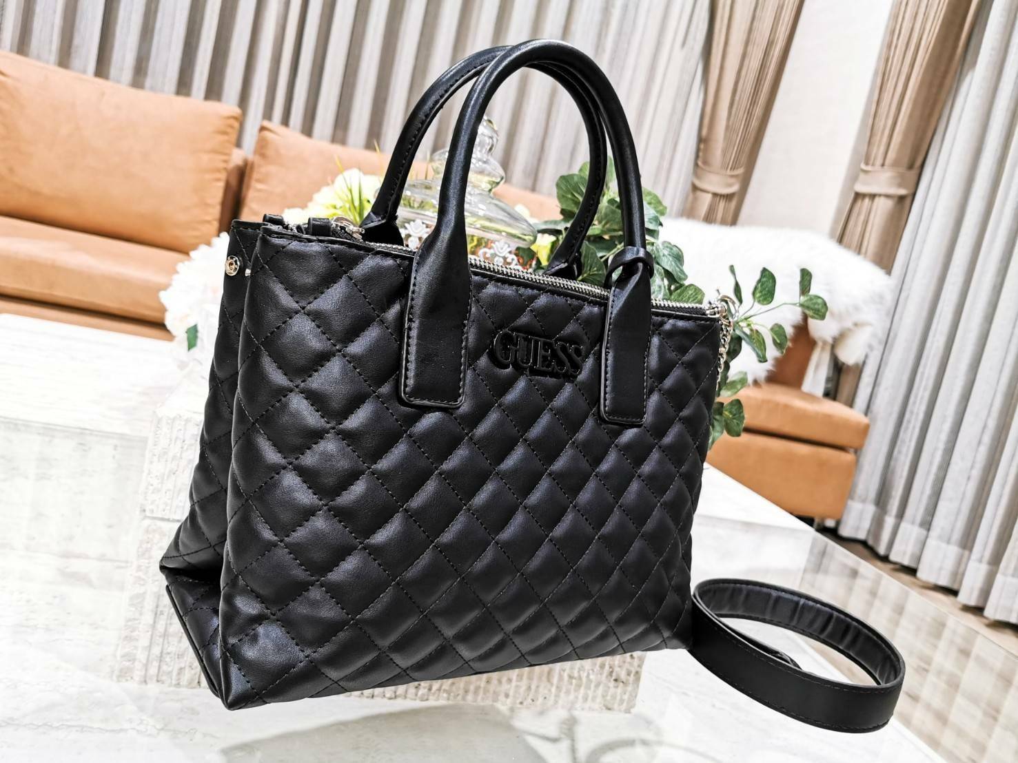 Guess Elliana Quilted-Look Handbag กระเป๋าสะพายรุ่นใหม่ล่าสุดจาก Guess factory วัสดุหนังนิ่มเรียบเดินเส้นลายตารางสวยดูดี ขนาดกำลังดี น้ำหนักเบา ด้านหน้าประดับโลโก้แบรนด์สวยโดดเด่น มีช่องใส่ของหลายช่อง เปิดปิดด้วยกระดุมแม่เหล็กและช่องซิป ภายในโล่งกว้างมีช่