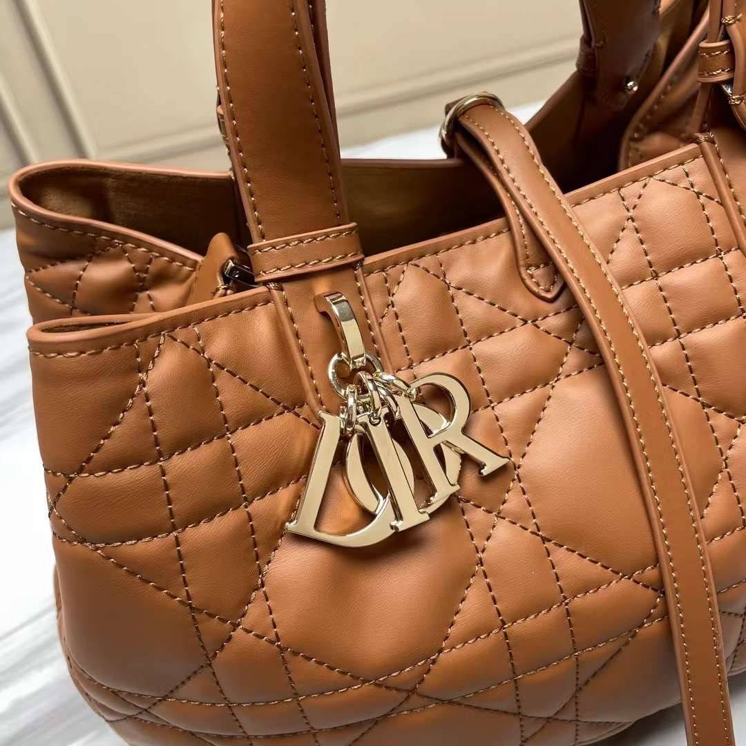 MEDIUM 30cm DIOR TOUJOURS BAG Macrocannage Calfskin / DIOR Tote Bag ออริ 1:1 พร้อมส่ง 5 สี กระเป๋าสะพายทรงโท้ท จุของได้เต็มที่ รูปทรงคลาสสิค หนังสวย หรูหราเกินราคา