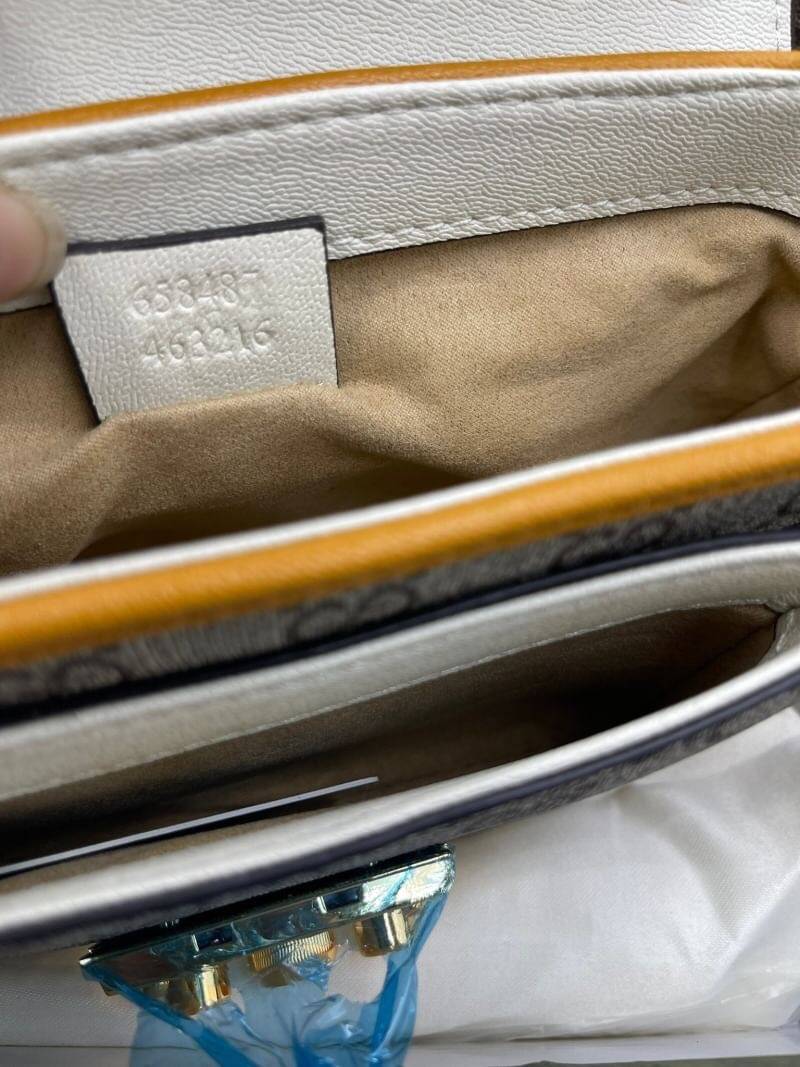 VIP GIFT 】หนังแท้ GUCCI mini Padlock bag GG Supreme canvas หนึ่งในแบรนด์เนมยอดฮิตระดับโลกที่สายแฟชั่นตัวจริงต้องมีสักใบในตู้ เพราะเป็นแบรนด์ที่เหล่าบรรดาเซเลปและดาราใช้กันเยอะมาก รุ่นก็เป็นอีกหนึ่งใบที่คุ้มค่าคุ้มราคามากค่ะ ด้วยดีไซน์ที่ใช้งานได้หลายโอกาส