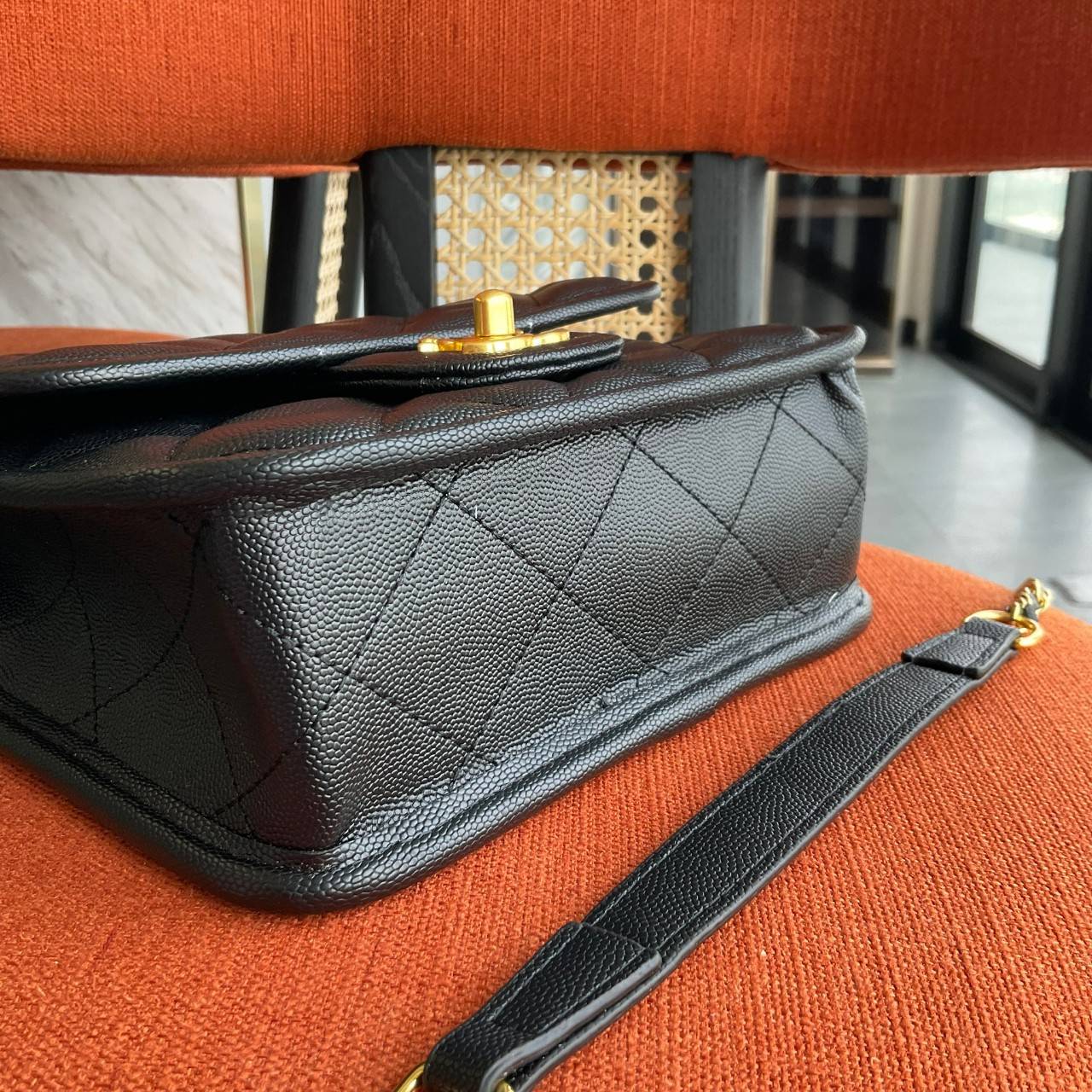 Chanel Handle Flap bag / Chanel Caviar Quilted Sweet handle Flap bag กระเป๋าทรงสะพายข้าง ที่กำลังมาแรงมาในตอนนี้ ตัวกระเป๋าเป็นหนังลายคาเวียร์สวยหรูมาก