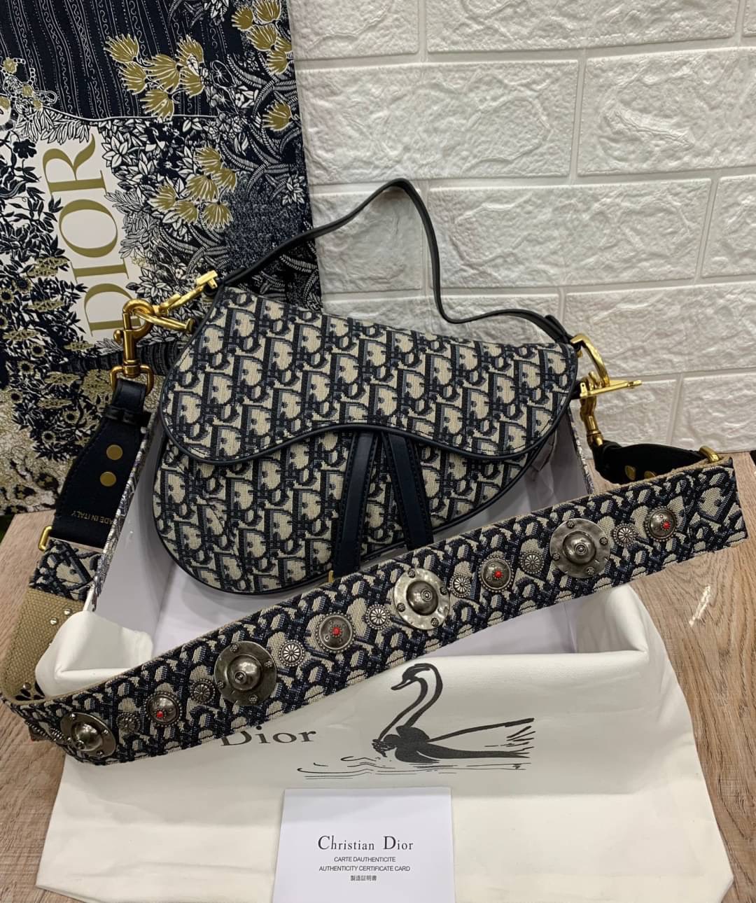 VIP GIFT CHRISTIAN DIOR Oblique Canvas Saddle Bag กระเป๋ารุ่นยอดนิยมตามแบบฉบับแบรนด์ ใช้งานได้ 2 แบบ สะพายยาว CROSSBODY และสายสั้นถือได้เก๋ๆ ลุคนี้คูลสุดๆ เลยค่าา ภาพถ่ายจากสินค้าจริง! สวยมาก พร้อมส่งที่ไทยราคาสุดคุ้ม สาวๆ ห้ามพลาดค่ะ!