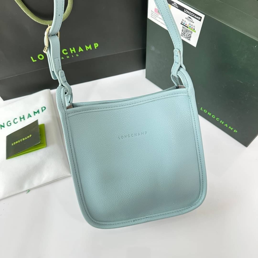 LONGCHAMP LE FOULONNÉ CROSSBODY BAG กระเป๋าสะพายที่เรียบง่ายและดูดี การออกแบบที่คล่องตัวของรุ่นนี้เหมาะอย่างยิ่งสำหรับผู้หญิงที่มีบุคลิกที่ต้องการกระเป๋าสไตล์แบบเรียบง่าย