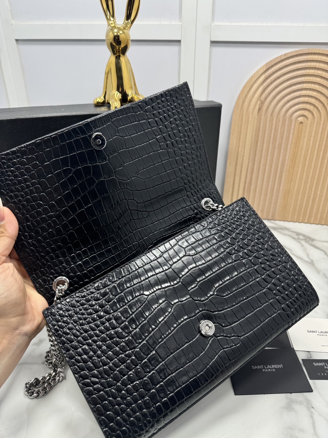 ORI หนังแท้ | 24cm Ysl Kate Croc Tassel Bag / YSL Woc Bag กระเป๋าสะพายทรง woc เรียบหรูดูแพงที่แท้จริง งานหนังลายจรเข้เต็มใบโดดเด่นด้วยโลโก้แบรนด์สุดหรู พร้อมพู่ห้อย รุ่นฮิตลอดกาลดูดีมีระดับ