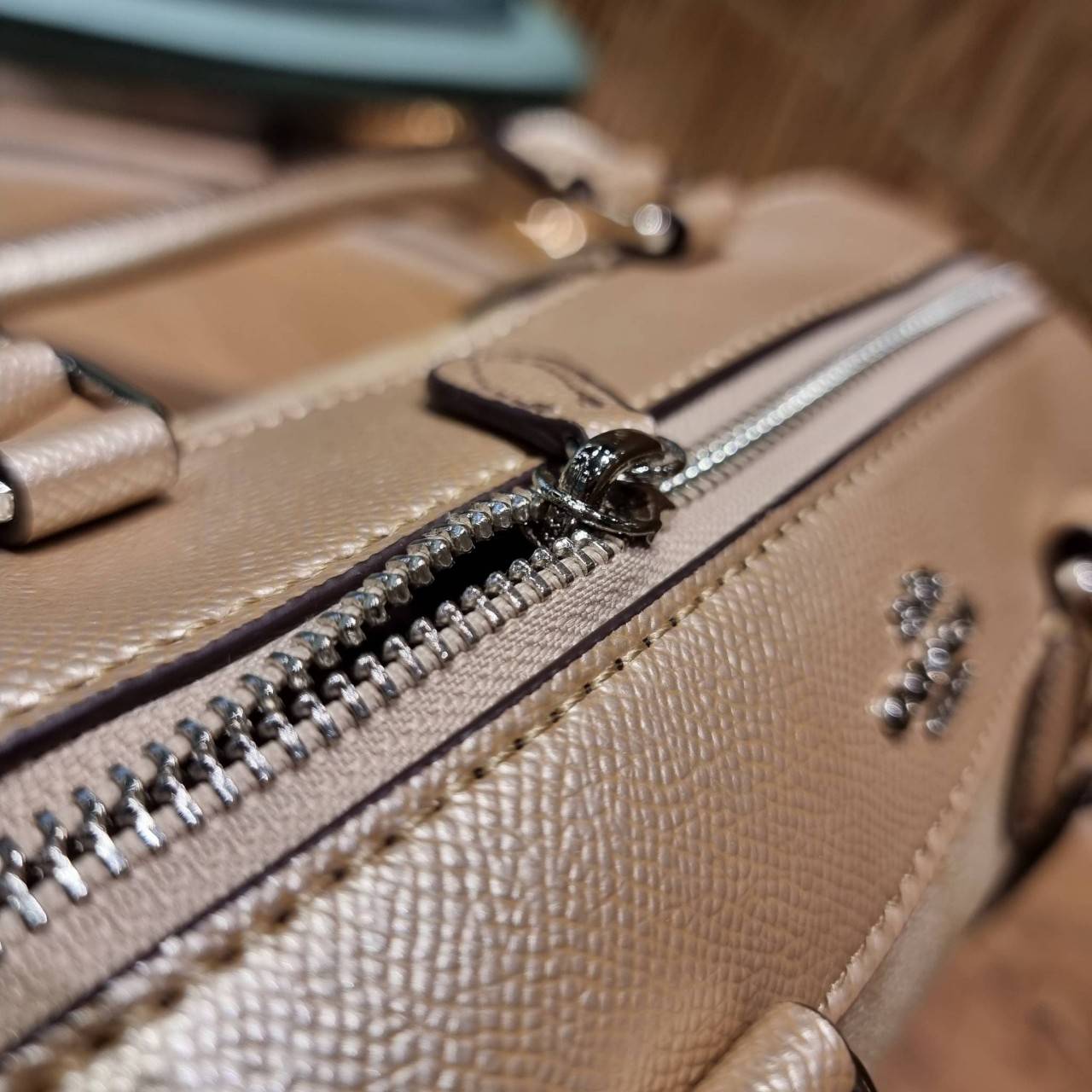 COACH F32203 MINI BENNETT SATCHEL IN SIGNATURE CANVAS กลับมาอีกครั้ง!! กับกระเป๋าทรงหมอนยอดฮิต 🥳 มีกี่สีก็ขายหมด วัสดุหนังแคนวาสเคลือบลาย ทรงสวยใช้งานได้ทุกโอกาส ภายในโล่งกว้างใส่ของได้เยอะ มีหูจับในตัว และสายสะพาย crossbody ปรับได้ตามตัว ใบนี้ไม่