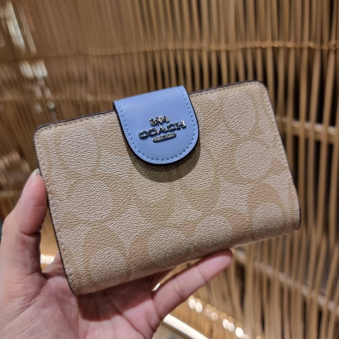 COACH C0082 MEDIUM CORNER ZIP WALLET IN SIGNATURE CANVAS ดีไซน์ใหม่ล่าสุด!! กระเป๋าสตางค์ใบกลาง 👛 ขนาดกำลังเหมาะมือ วัสดุหนังแคนวาสเคลือบลาย ดูแลรักษาง่าย มีช่องใส่บัตรและธนบัตรครบ และช่องซิปแยกไว้ใส่เหรียญ ครบเซ็ทแบบนี้เหมาะส่งต่อเป็นของขวัญที่สุ
