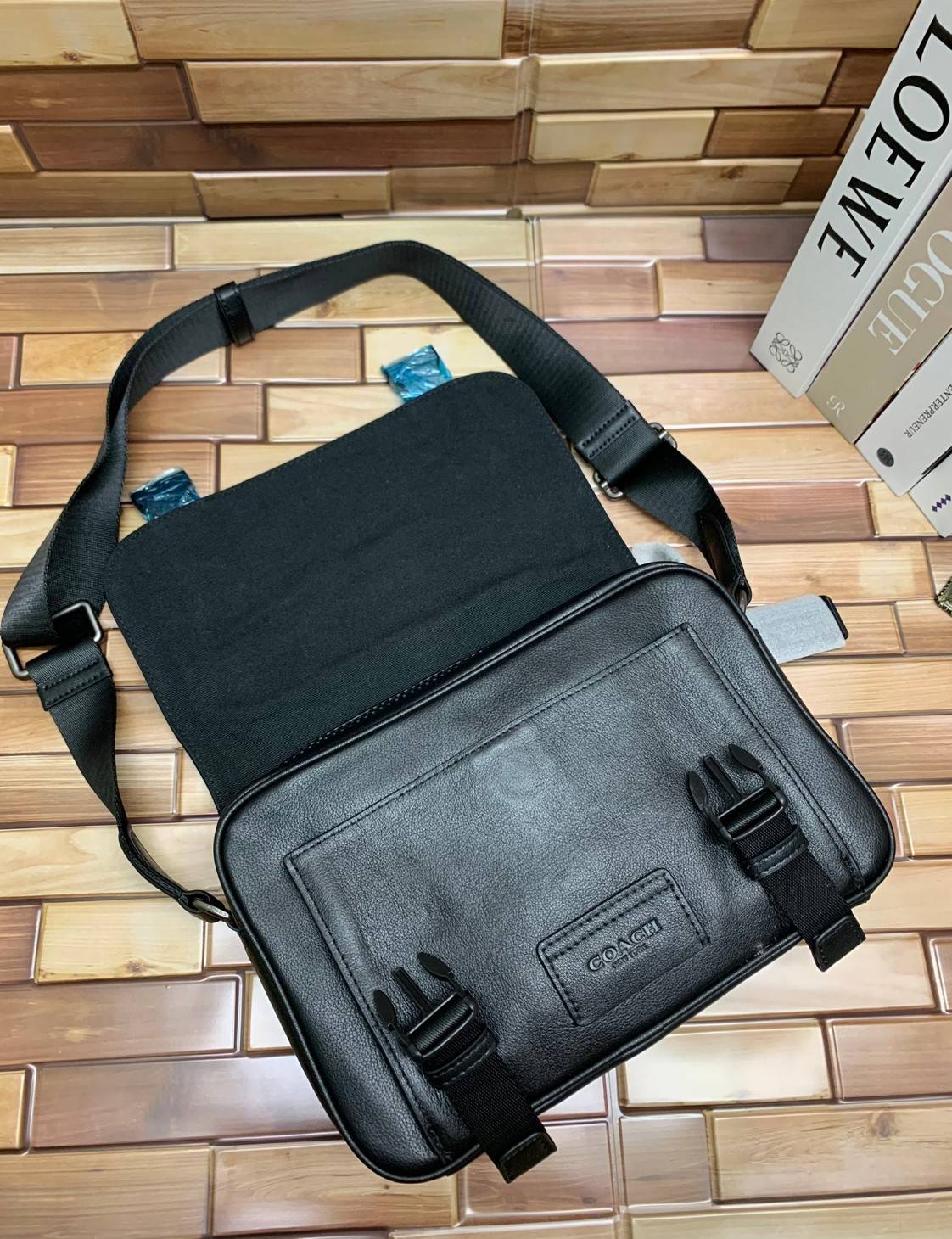 ลุคคือดูดีมากๆ ต้อนรับปีใหม่นี้กันค่า😘 COACH TRACK CROSSBODY ((2715)) เข้าใหม่อีกหนึ่งสี พร้อมส่งที่ไทย ใหม่ล่าสุดค่ะ! กระเป๋าสะพายครอสบอดี้ร์หรือสะพายข้าง หนังแท้ชั้นดีที่สุด หนังนิ่มเรียบสวยมากๆค่ะ ด้านหน้าเย็บป้ายหนังโลโก้แบรนด์ เปิดปิดกระเป๋าแ