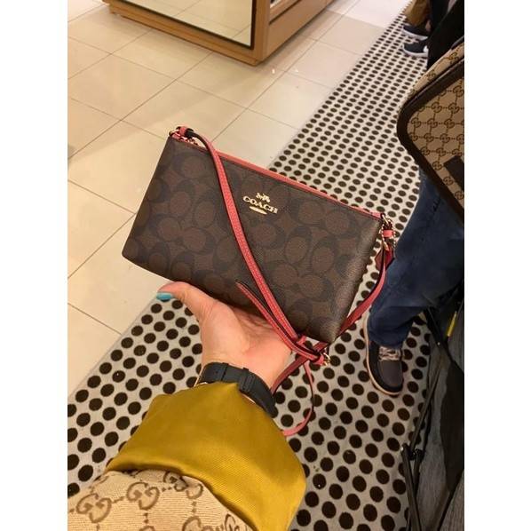 COACH C1653 ZIP TOP CROSSBODY SIGNATURE CANVAS คอลเลคชั่นใหม่ ปังและสวยไปอีกหนึ่ง สาวๆตามหาต้องไอเท็มนี้ กระเป๋าสะพายข้าง ใช้งานง่าย สายสะพายในตัว ปรับได้สบายๆ ดีไชน์รูปทรงออกมาคลาสสิค น่าใช้ วัสดุหนังแคนวาส เปิด-ปิดด้วยซิป ภายในเป็นช่องโล่ง มีช่องใส่บัตร
