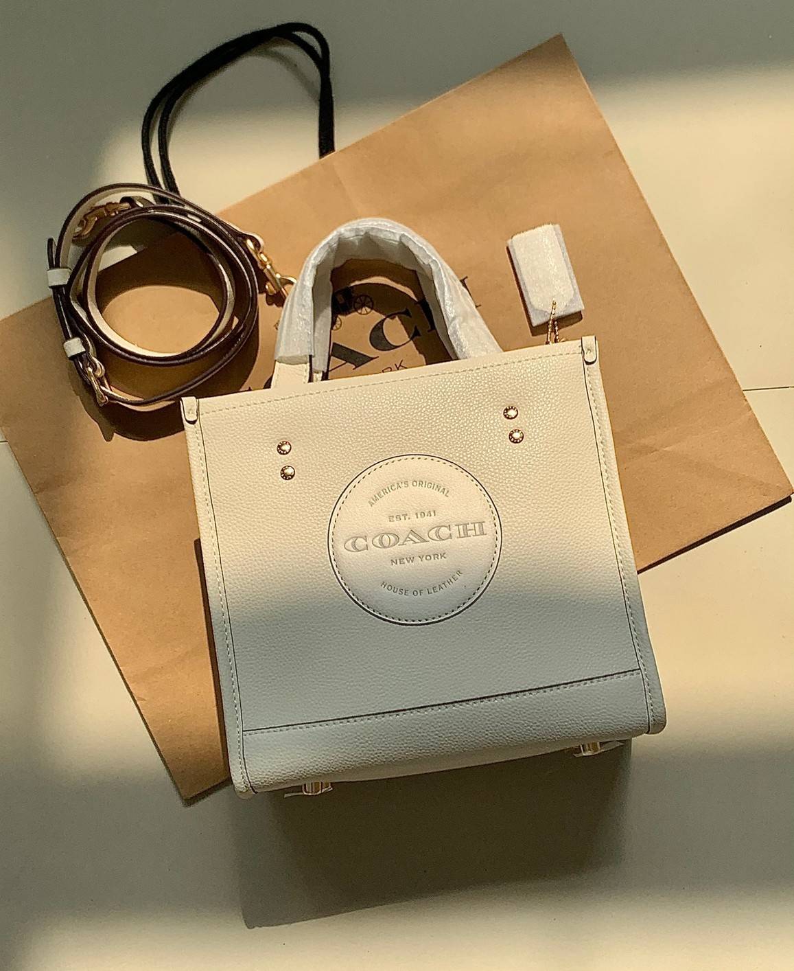 ใหม่ล่าสุด อดใจยังไงไหว COACH Dempsey Field Tote 22 C5268 โทนสีขาวล้วน ดำล้วน สุดคลาสสิก พร้อมส่งความสวยที่ไทยค่ะ! กระเป๋าทรง Tote ขนาดพอเหมาะลำตัว พกพาง่ายสะดวกได้กับทุกๆวัน ด้านหน้าปั้มโลโก้แบรนด์ตัวใหญ่สวยค่ะ;เปิดปิดกระเป๋าแบบกระดุมแม่เหล็ก ภายในใส่กระ