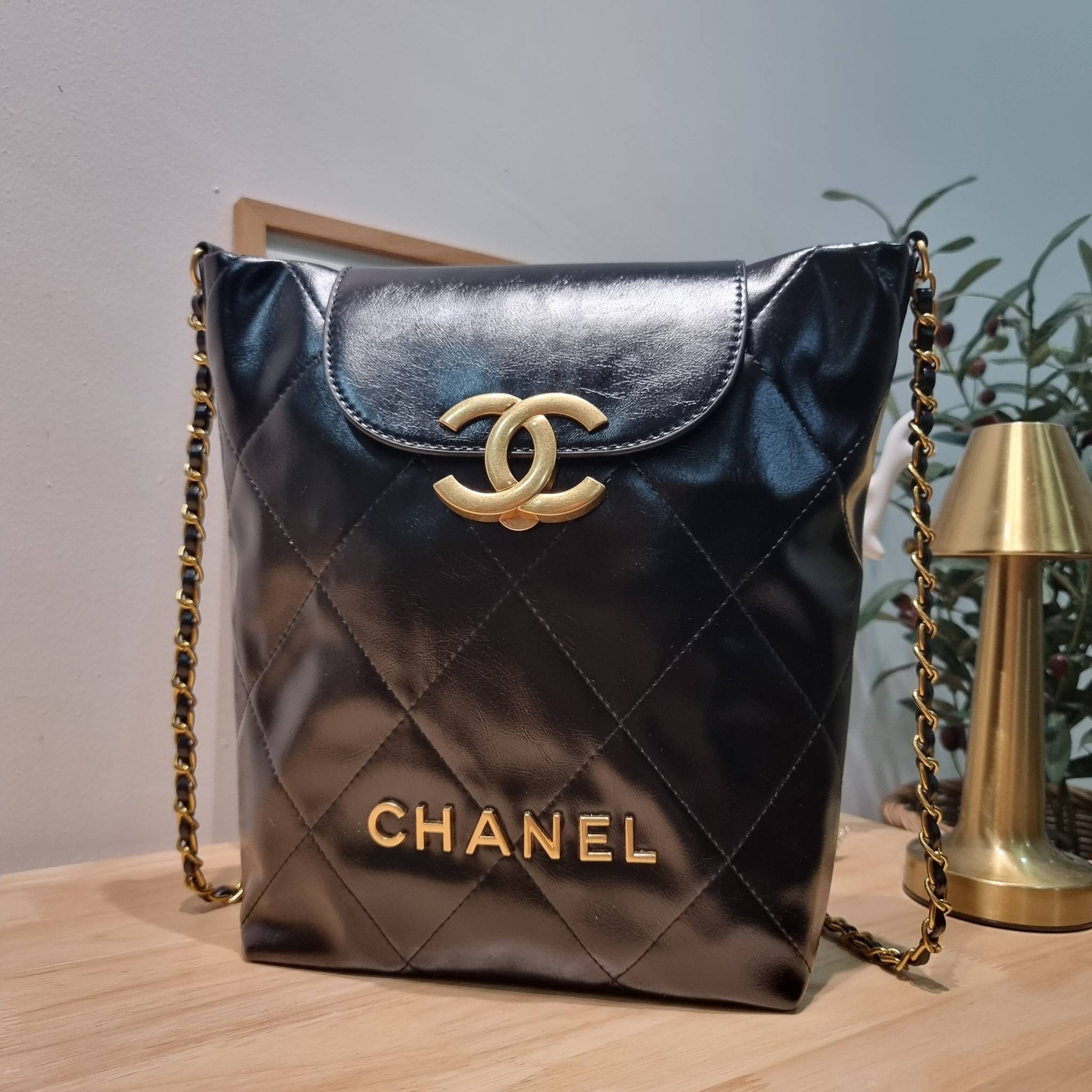 Chanel crossbody tote bag ไอเท็มเอ็กซ์คลูซีพ กระเป๋าสะพายรูปทรงโท้ทสะดวกใช้ มีฝาปิดกระดุมแม่เหล็กให้ในตัว และยังมีใบลูกอีกด้วย โดดเด่นด้วยโลโก้เอกลักษณ์สีทองหรู
