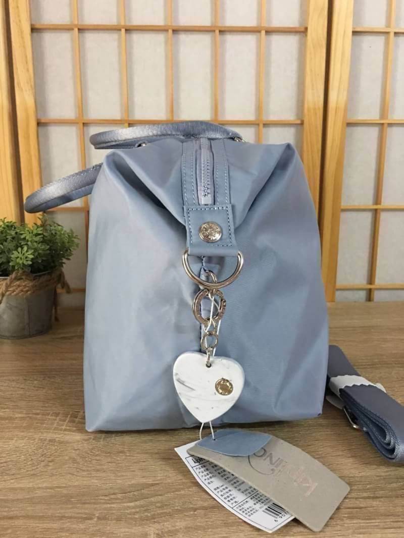 Kipling Tiram Handbag 2018!!! Kipling factory oem HK กระเป๋าสะพายใบใหญ่ วัสดุไนล่อนคุณภาพสูง กันน้ำ ระดับนึงเลยค่ะ สามารถถือได้ สะพายข้างได้ เปิดปิดกระ แบบซิปคู่ ภายในกระเป๋าโล่งกว้าง มีข่องซิป ช่องเล็ก และ ช่องขนาดกลางเสริมนวมให้ด้วยค่ะ พร้อมสายห้อยกุญแจ