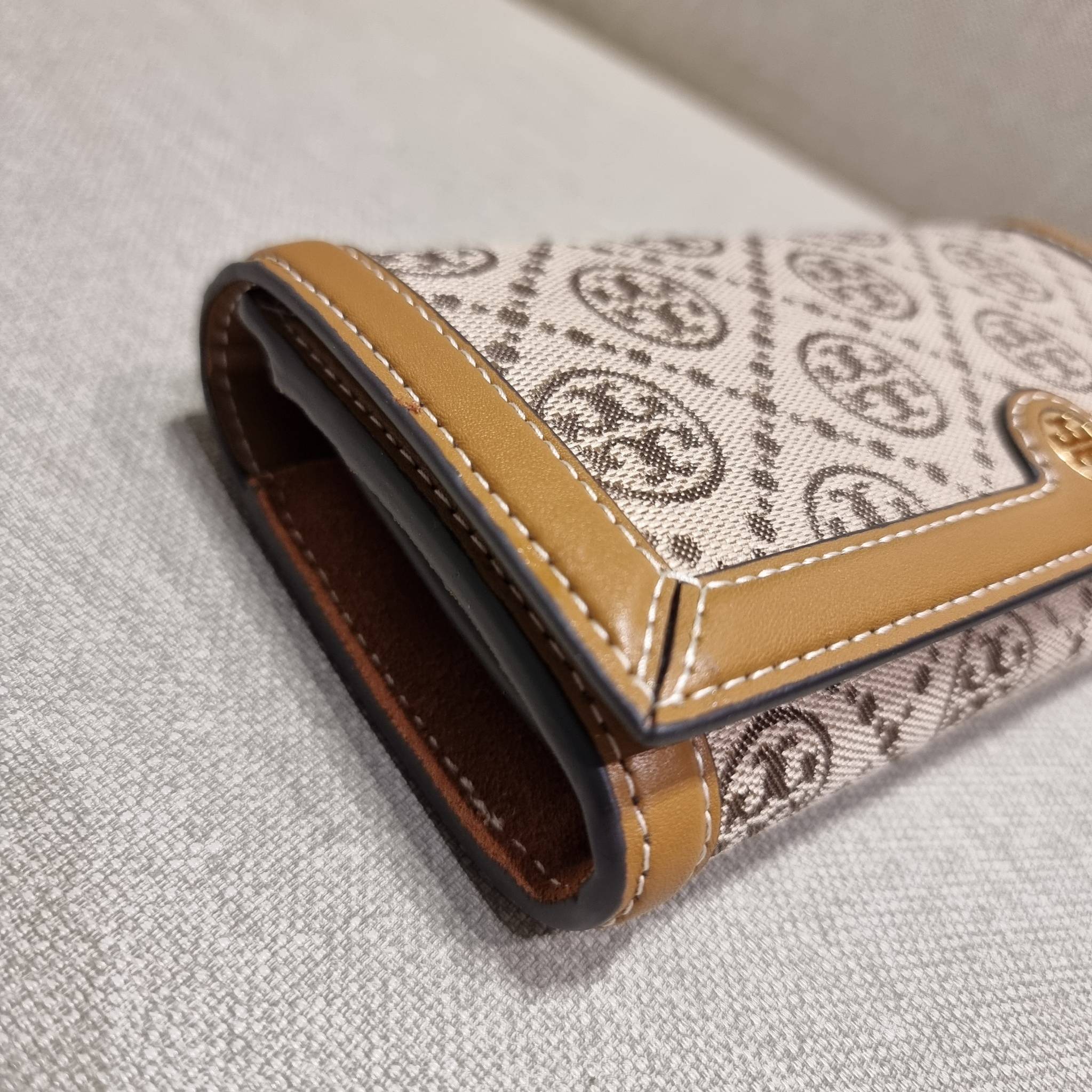 TORY BURCH T MONOGRAM JACQUARD CROSSBODY WALLET best seller ของคอลเลคชั่นนี้ ต้องไม่พลาด กับกระเป๋าสะพายกึ่งกระเป๋าสตางค์ ที่ช่วยให้ชีวิตง่ายขึ้น วัสดุผ้า jacquard ตัดสลับหนังแท้ เปิด-ปิดแบบฝาปิดแม่เหล็ก ภายในใส่ธนบัตรได้ มีช่องใส่บัตร และยังมีช่องซิปอีกด