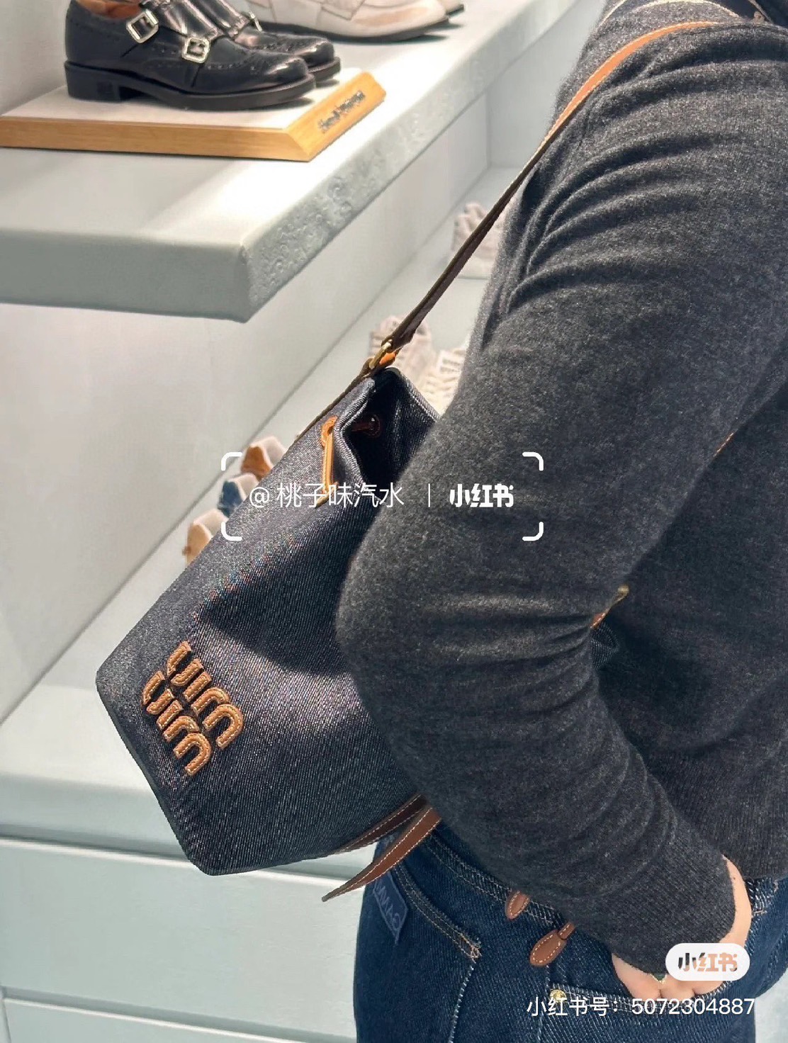 MIU MIU Canvas and leather bucket bag / MIU MIU Bucket Bag กระเป๋าทรงบัคเก็ต ผ้าแคนวาสอย่างดีตกแต่งโลโก้เพิ่มสัมผัสอันเป็นเอกลักษณ์