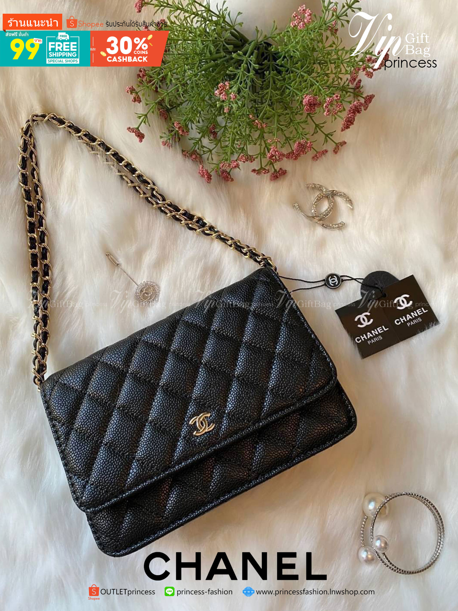 Chanel รุ่น Limited edition วัสดุหนังลายคาเวียร์ เนื้อนุ่ม อยู่ทรงคุณภาพดีตามแบบฉบับของแบรนด์ ขนาดกำลังดี น้ำหนักเบา ด้านหน้ามีโลโก้แบรนด์อะไหล่หรู มีช่องใส่บัตร ใส่ของจุกจิก เปิดปิดด้วยฝาปิดกระดุม ซับในหนัง ตัวจริงสวยมากๆถูกใจรีบจองนะคะ Premium Gift แท้ 