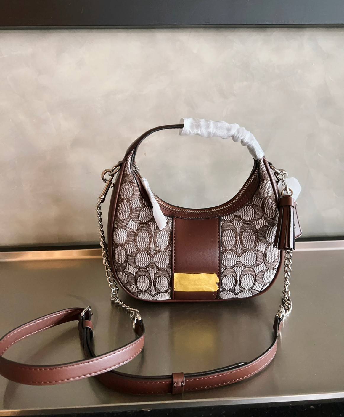 COACH CARMEN MINI CROSSBODY IN SIGNATURE JACQUARD กระเป๋ารูปทรงพระจันทร์โค้งมน น่ารักน่าใช้มากๆ!! เกรดท็อปออริ เกรดดีสุด สลับแท้ 1:1 ใช้ต่างประเทศได้