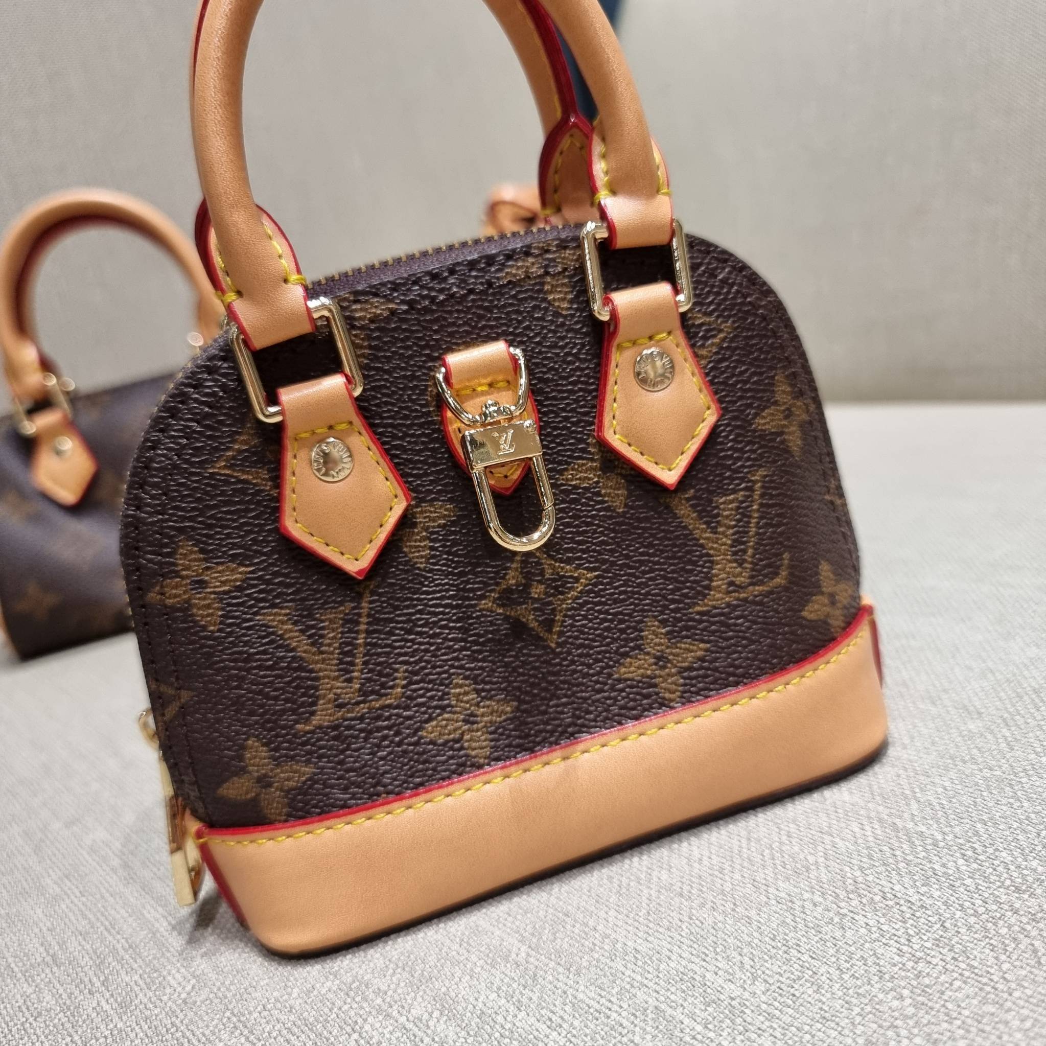 LV TRIO MINI ICONES ใหม่ล่าสุด น่ารักน่าใช้ ที่รวบรวมรุ่นสุดยอดที่เป็นดั่งไอคอนนิค ให้ทุกคนได้สะสมครบคอลเลคชั่น ในไซส์มินิ วัสดุหนังแคนวาสทุกใบ มีสายสะพายข้างให้ เกี่ยวทุกใบรวมสะพายทีเดียว หรือแยกใช้วันแบบ วันละสไตล์ สลับได้ไม่มีเบื่อ มาพร้อม box set ครบ 