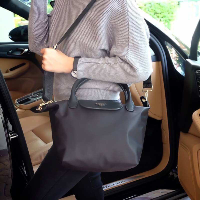 New arrival !! กระเป๋าผ้าไนล่อน Longchamp Style จากงานพรีเมี่ยมกิ้ฟ รุ่น Limited edition จากแบรนด์ PRADA ตัวนี้ไซส์ mini🐰 **กำลังน่ารักคะ ด้านในมีช่องใส่ของ แบ่งเป็นสัดส่วน ใส่กปต.ยาว IPADmini ได้สบายค้า เหมาะกับการถือเป็น everyday look สุดๆ ใบนี้