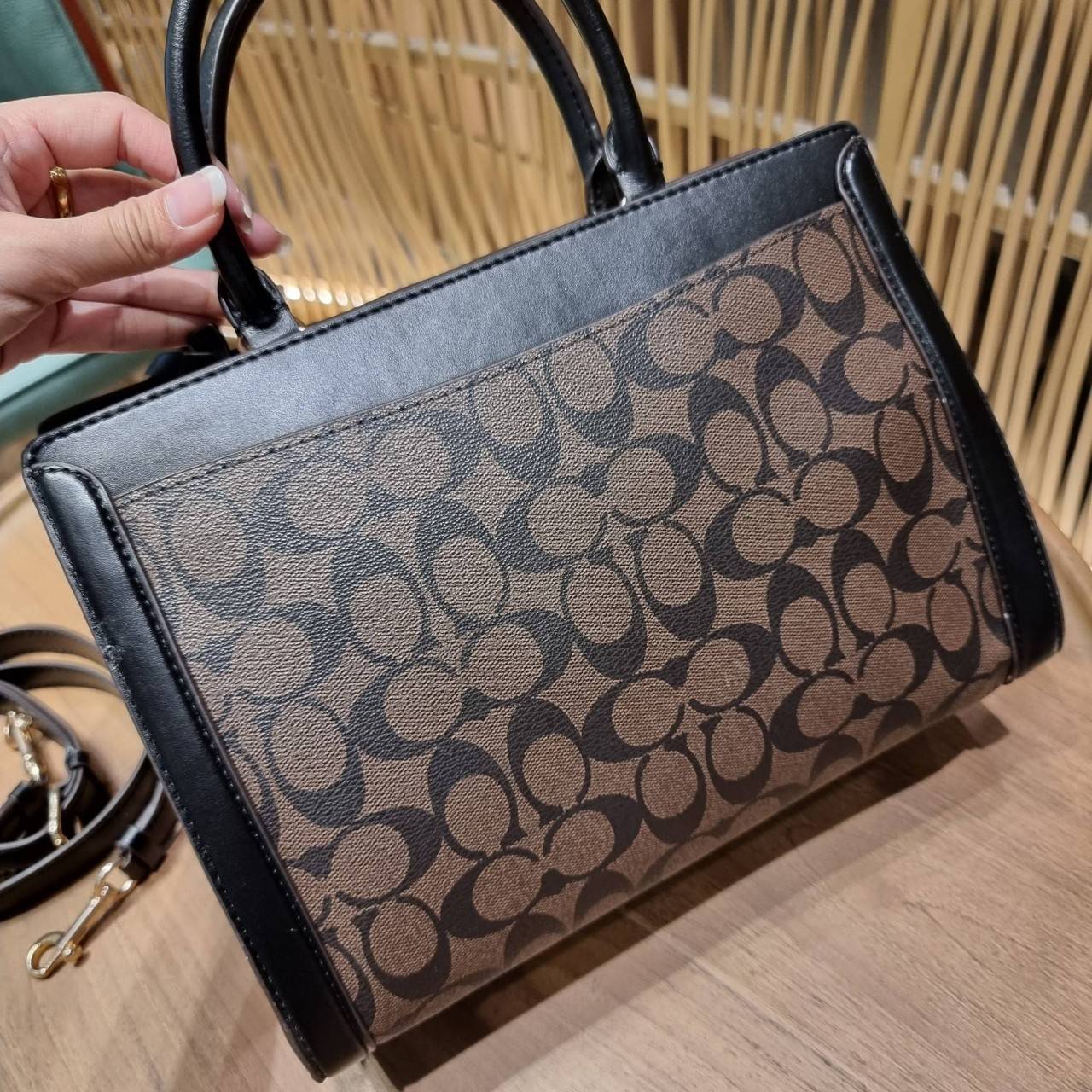 COACH ZOE CARRYALL IN SIGNATURE CANVAS เดอะเบสท์แห่งปี ต้องยกให้พี่คนสวยใบนี้เลย!! รุ่นที่สาวๆตามหา หายากอีกหนึ่ง กระเป๋าถือ/สะพายทรงสวย คลาสสิค ใบใหญ่จุคุ้ม มีดีเทลน่ารักๆที่แม่กุญแจ สามารถล็อคหัวซิปได้ กุญแจซ่อนในพวงหนังห้อยก็น่ารักไปอีก ภายในโล่งกว้าง 